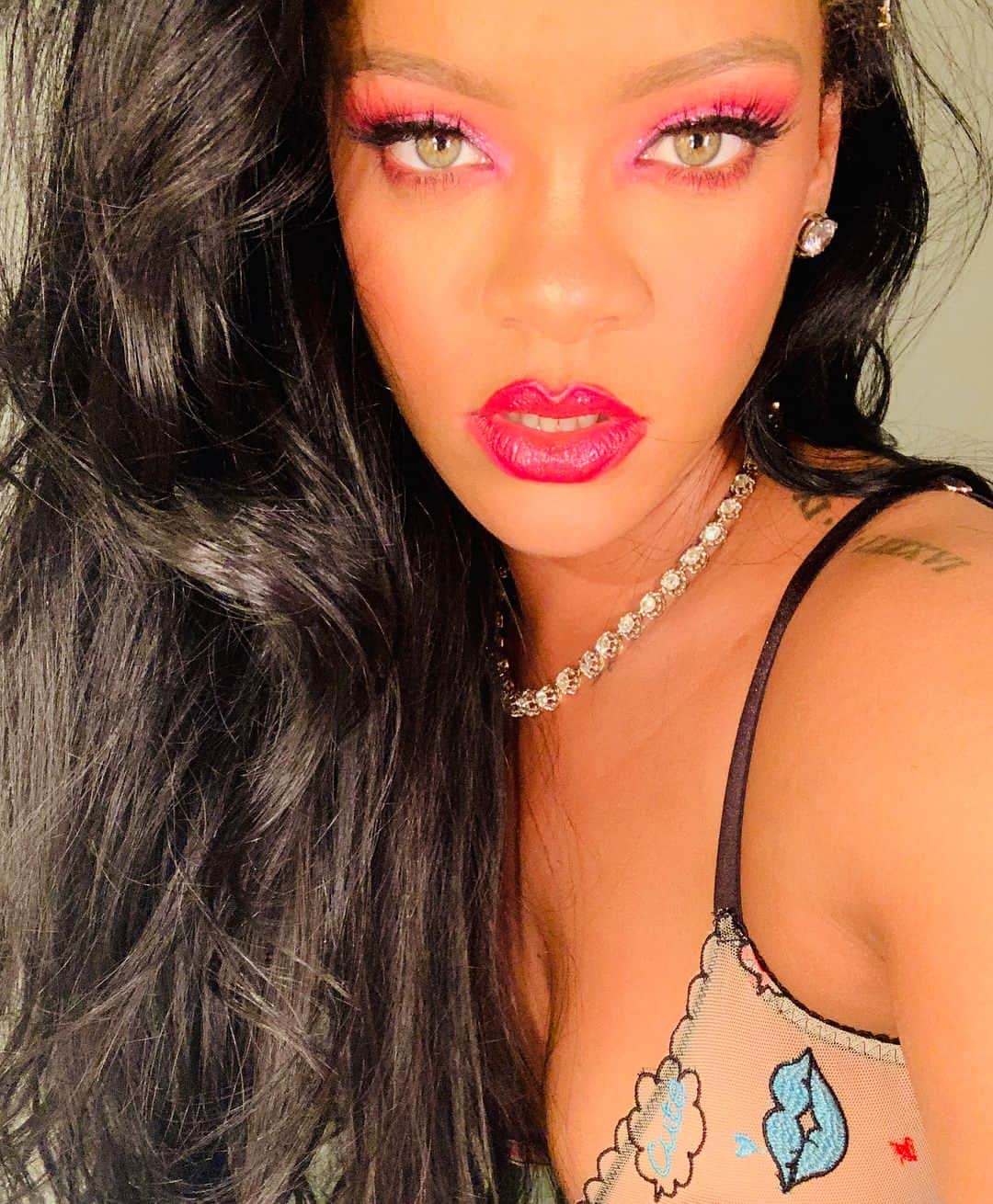 リアーナのインスタグラム：「be first to get some of these pieces from our #savageXFentyshow at savageX.com exclusively on preorder @savagexfenty」