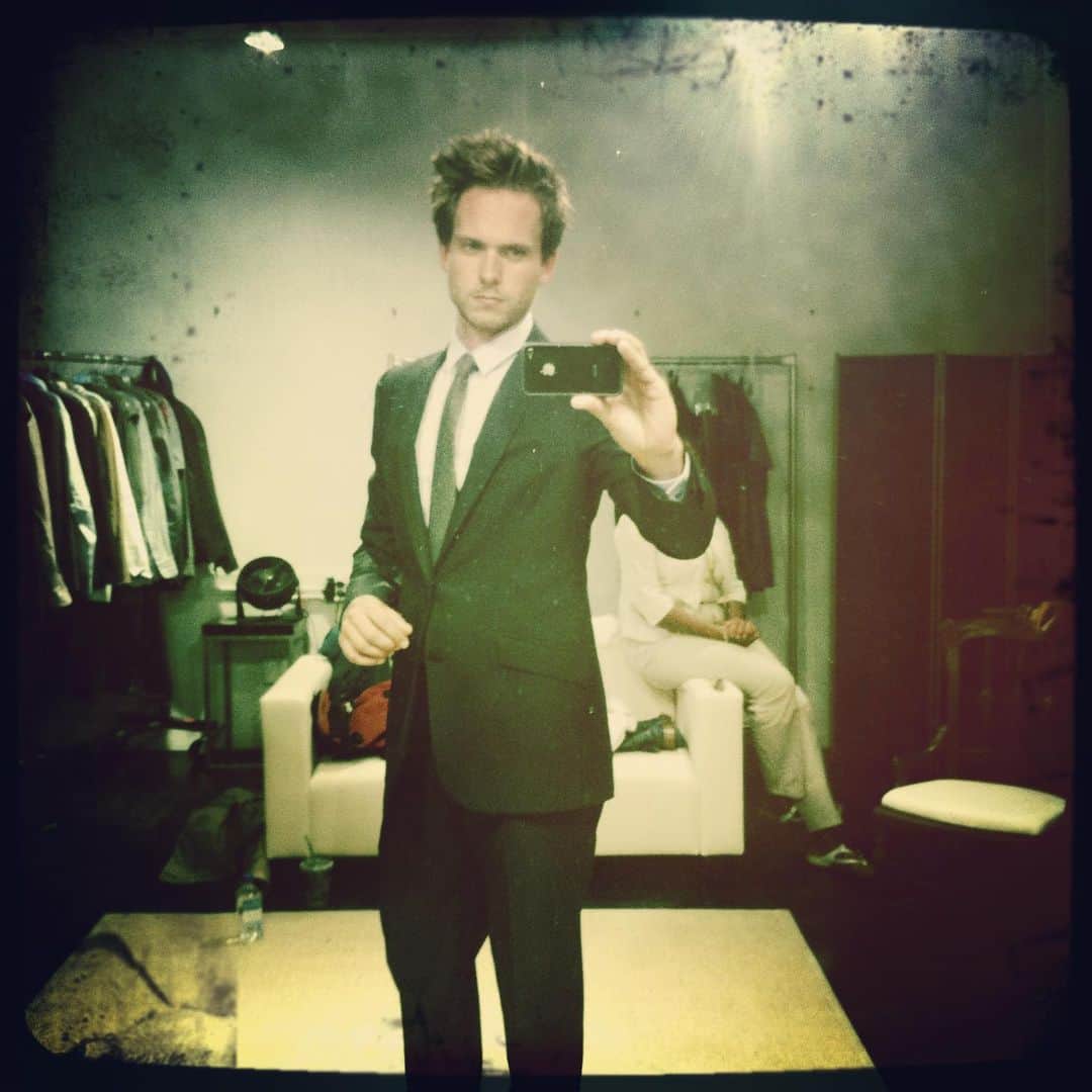 パトリック・J・アダムスのインスタグラム：「This week the last episode of Suits will air and the nearly 10 year journey we’ve all been on together will finally be over. So it seems right to post some photos the next couple of days from the early days. This photo was from the first fitting I ever had for Mike Ross.」