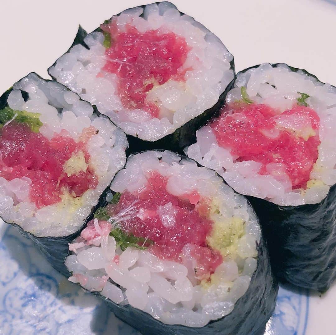 阿部洋子さんのインスタグラム写真 - (阿部洋子Instagram)「🥂🍴😝 きのうの食べ過ぎのつづき。 ウニ何回も食べたい！ 秋の味覚もたっぷり🎶4枚目📷 #sushi #sake #秋の味覚 #松茸 #土瓶蒸し  #美味しゅうございました  #食べ過ぎな夜」9月23日 14時24分 - hirocoring