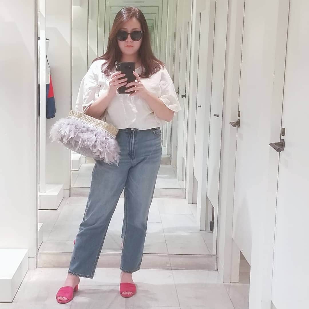 うさまりあのインスタグラム：「． ． 昨日は秋服を買いにいったり、映画を観に行ったよ！！僕のワンダフルライフ✨を観ました！一飼い主としてもしかしたらぶぶおくんも昔よく遊んでいた大好きな茶々という犬の生まれ変わりなのではないか！？などとワクワクしながらみれて楽しかったです💕もっと抱き締めてあげようと思いました🙌 ． ． ．ーTODAY'S CODEー ． まだ夏っぽいコーデになってしまいましたが、小物は秋でも使えそうなものを紹介しました👡👜 ． ． Tops @gu_global (Lsize) Pants @gu_global (XXLsize) Bags @fuangfaselect Shose @esperanza_official ．  #ootd  #code #うさまりあ #ぽっちゃりモデル  #大きいサイズ #ぽっちゃりコーデ  #ぽっちゃり女子 #プラスサイズ #プチプラ #ラファーファ #グラマープリンセス」