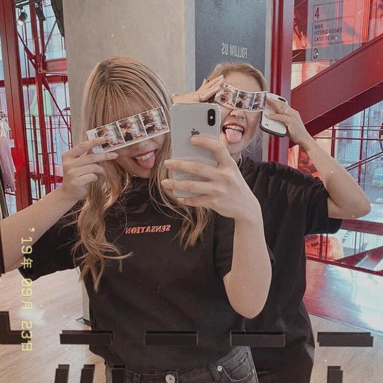のインスタグラム：「#film﻿ ﻿ 📍 #bershka (渋谷)﻿ 鏡越しに今日の一枚を📸✌️﻿ ﻿ ﻿ #snowcam #snowアプリ #instagood #l4l #instalove #フィルター #インスタ加工  #今日の記録 #映え #お洒落さんと繋がりたい #鏡越し #映えスポット #bershka #ベルシュカ #渋谷 #フィルム #加工の仕方」