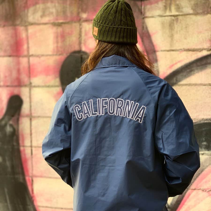 スタンダードカリフォルニアさんのインスタグラム写真 - (スタンダードカリフォルニアInstagram)「Type 2に比べサイズ感を大きくし、より着やすくアップデート。 フロント、バックにはクラシックなワッペン刺繍でStandard Californiaロゴを配しました。  #standardcalifornia #スタンダードカリフォルニア #coachjacket #コーチジャケット #madeinjapan #todaysstaffofstandardcalifornia」9月23日 14時40分 - standardcalifornia