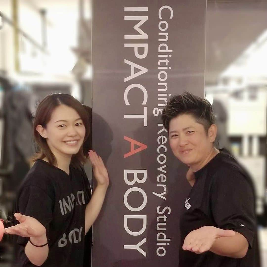 宇月颯さんのインスタグラム写真 - (宇月颯Instagram)「．﻿ ．﻿ #ジム「IMPACT A BODY」のオーナーで﻿ #女子プロゴルファー の#天沼知恵子 さんにやっとお会い出来ました✨﻿ ﻿ ジムに通っていながらオーナーの天沼さんになかなかお会いできず、やっと！！﻿ トレーニングを見て頂き、最後の追い込みは一緒にやったり、お話も沢山伺えて充実した楽しい時間になりました🙌💕﻿ #現役 で女子プロゴルファーでありながら色々な経験を経て今に至る天沼さんは#最強女子 でした👍﻿ ﻿ ﻿ #色々な分野の方から色々学びたい﻿ #世界が広がる#続けるって大切﻿ #IMPACTABODY#麻布十番#プロアスリート ﻿ #fitness#ems#20分で終わるからあっという間﻿ #training#トレーニング は#楽しく !!﻿ #ゴルフ #打ちっぱなしは何度か行ったぞ‪w﻿ #何故なら#舞台でゴルフの場面があったから﻿ #その作品は…#宝塚#グレートギャツビー♡♡♡﻿ #トレーニング して#舞台の稽古も頑張れるぞ!!﻿ #宇月颯#とし﻿#爆笑 #長く正しく美しく使える体づくり」9月23日 14時52分 - hayate_uzuki_official