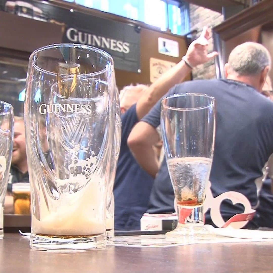 北海道放送「今日ドキッ!」さんのインスタグラム写真 - (北海道放送「今日ドキッ!」Instagram)「#ラグビーワールドカップ に熱狂した週末の札幌🏉多くの外国人観戦客が訪れ、街はお祭り騒ぎでした🎉🎉 試合前も試合中も試合後も飲みまくるビール大好き‼️のラグビーファン達。彼らを満足させるだけの十分なビールは提供できたのか⁉️ 老舗酒店やスポーツバーの奮闘を18時台でもうひとホリします🍺🍺🍺」9月23日 14時46分 - hbc_kyodoki