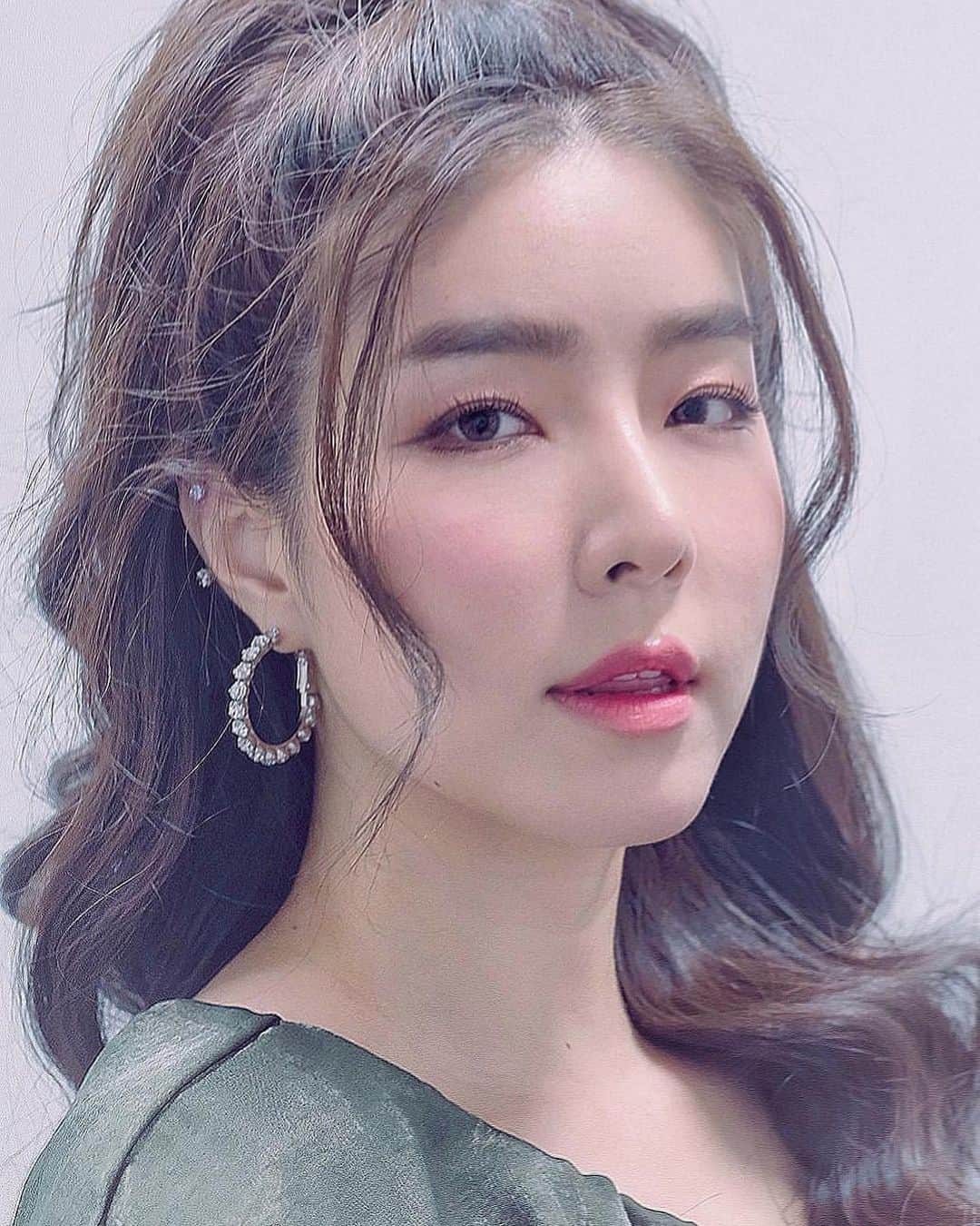 GYEON SEOさんのインスタグラム写真 - (GYEON SEOInstagram)「_* hold me by the heart 🖤 . . MU @gemsstone Hair @gartoontha」9月23日 14時52分 - queengyeon