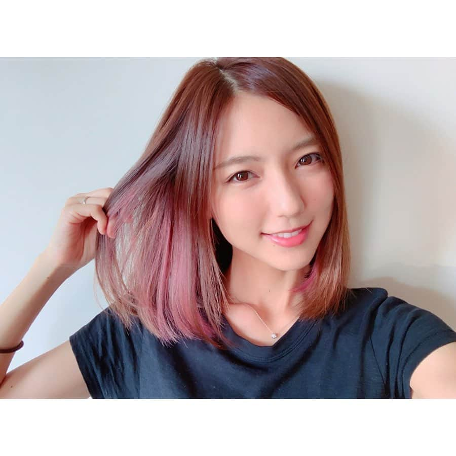 真野恵里菜さんのインスタグラム写真 - (真野恵里菜Instagram)「今回のインナーカラーは ヘアアレンジしてガッツリ見せるよりも ストレートのままで ちらちら見える感じが好み😌 ちら見せピンク💓 #ヘアスタイル #インナーカラー #インナーカラーピンク」9月23日 15時01分 - erinamano_official