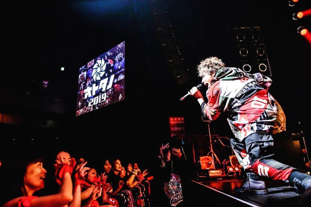 田村淳のインスタグラム：「オトタノといういろんなジャンルのアーティストが集まって、音を楽しむイベントをやってます！  今年で3回目！ 来年も開催するのでよろしく  来年、亮さんが復帰できてたらロンドンブーツで岬を歌いたい。  #オトタノ #岬」