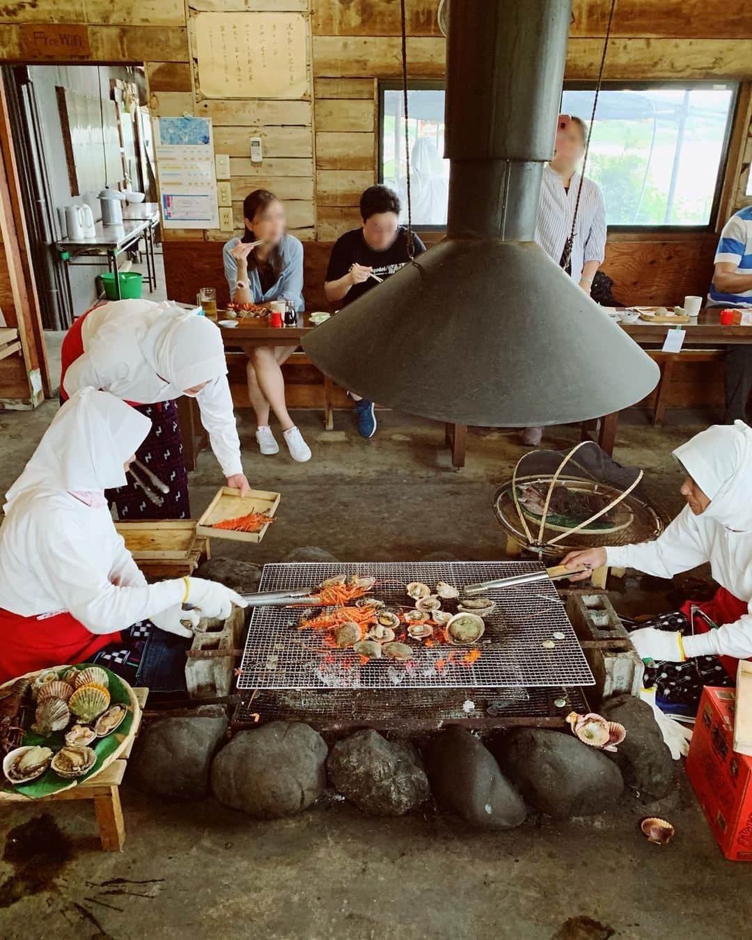 里見茜さんのインスタグラム写真 - (里見茜Instagram)「最終日は海女小屋へ♡ 現役の海女さんが獲ってきたばかりのサザエやあわびや伊勢海老を炭火で焼いてくれました。 海女音戸を踊ってくれたり、最後はまさかの海女さんになりました(笑) 魚介類は全部、美味しくて チャーミングで元気なおばあちゃん達に、癒された☺️ #ありがとう#幸せのひととき#はちまんかまど#海女#海女さん#あさり浜」9月23日 14時53分 - satomiakane