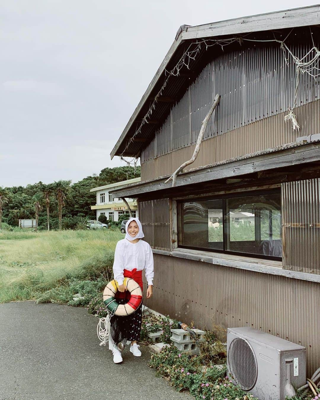 里見茜さんのインスタグラム写真 - (里見茜Instagram)「最終日は海女小屋へ♡ 現役の海女さんが獲ってきたばかりのサザエやあわびや伊勢海老を炭火で焼いてくれました。 海女音戸を踊ってくれたり、最後はまさかの海女さんになりました(笑) 魚介類は全部、美味しくて チャーミングで元気なおばあちゃん達に、癒された☺️ #ありがとう#幸せのひととき#はちまんかまど#海女#海女さん#あさり浜」9月23日 14時53分 - satomiakane