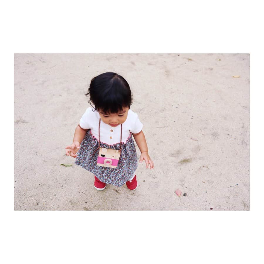 倉窪莉沙さんのインスタグラム写真 - (倉窪莉沙Instagram)「* 以前、イベントでゲットした おもちゃの木製カメラ DIYキット。 やっと、、昨日作りました😊 そして母もカメラを新調📷💫💫 #canon #eoskiss #ミラーレス一眼 #一眼レフ #フェリシモ女子DIY部 #手作りおもちゃ . #子育てグラム #スマイル育児 #ママライフ #ママ時々アナウンサー #アナウンサー #1歳 #1歳4ヶ月 #女の子 #girl #女の子ママ #ママカメラ #ベビフル #ママリ #ママライフカメラ #mamanokoカメラ部 #ママノワ #ベビリトル #ひよこクラブ #コドモノ #コドモダカラ #ikumama #イクママ #DIY」9月23日 14時53分 - risa_kurakubo