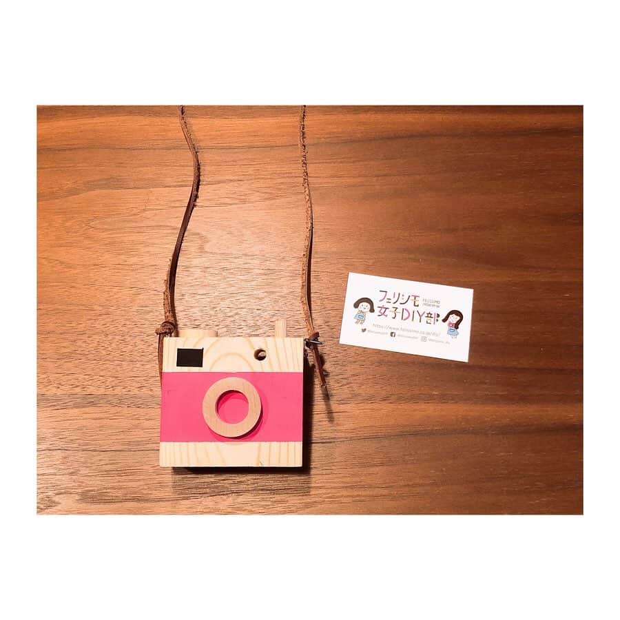 倉窪莉沙さんのインスタグラム写真 - (倉窪莉沙Instagram)「* 以前、イベントでゲットした おもちゃの木製カメラ DIYキット。 やっと、、昨日作りました😊 そして母もカメラを新調📷💫💫 #canon #eoskiss #ミラーレス一眼 #一眼レフ #フェリシモ女子DIY部 #手作りおもちゃ . #子育てグラム #スマイル育児 #ママライフ #ママ時々アナウンサー #アナウンサー #1歳 #1歳4ヶ月 #女の子 #girl #女の子ママ #ママカメラ #ベビフル #ママリ #ママライフカメラ #mamanokoカメラ部 #ママノワ #ベビリトル #ひよこクラブ #コドモノ #コドモダカラ #ikumama #イクママ #DIY」9月23日 14時53分 - risa_kurakubo