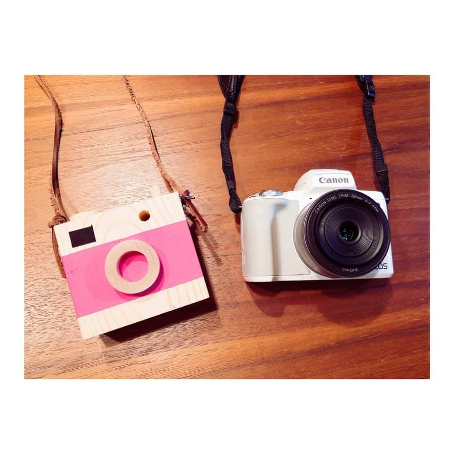 倉窪莉沙のインスタグラム：「* 以前、イベントでゲットした おもちゃの木製カメラ DIYキット。 やっと、、昨日作りました😊 そして母もカメラを新調📷💫💫 #canon #eoskiss #ミラーレス一眼 #一眼レフ #フェリシモ女子DIY部 #手作りおもちゃ . #子育てグラム #スマイル育児 #ママライフ #ママ時々アナウンサー #アナウンサー #1歳 #1歳4ヶ月 #女の子 #girl #女の子ママ #ママカメラ #ベビフル #ママリ #ママライフカメラ #mamanokoカメラ部 #ママノワ #ベビリトル #ひよこクラブ #コドモノ #コドモダカラ #ikumama #イクママ #DIY」