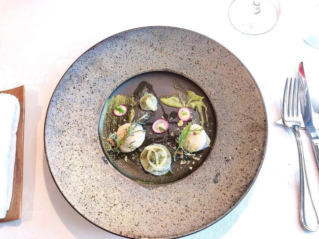 神宮 若奈さんのインスタグラム写真 - (神宮 若奈Instagram)「Ristorante OSAWA🍽🥂💗 @ristoranteosawa . . . 私の大親友ちゃんのお誕生日お祝いで #リストランテ大澤 でランチ🤤 . ディナーは行ったことあるんだけど ランチは初めてだったの🌟 . . 季節やコースによってメニューが 変わるみたいなんだけど 私が行った時のメインのお肉が 美味しすぎて追加注文しちゃったよ😂💗 . ワインやスパークリングは 詳しくないから基本おまかせにしています🥂 . . 海鮮系に合わせて注文した 白のちょいスパークリングのワイン？が 甘くてとても美味しかった💗 . 名前覚えてないけどwww . . 地元に美味しくて素敵なお店が 沢山あって私はとても幸せです🥺🙏🏻 . ワインやスパークリングとかの 種類に詳しい方DMで教えてください❤️ . お返事はあまりできないけど いつもちゃんと見てますw . . #ristoranteosawa #tokyo #musashikoganei #lunch #yam #bdp #birthdaylunch #wine #sparkling #love instafood #武蔵小金井 #坂下 #地元 #地元ラブ #お誕生日ランチ #おめでとう #お肉 #肉食系女子 #wakanastyle #wakanabody  #神宮で予約するといい席に通されがちw」9月23日 14時54分 - jinguwakana