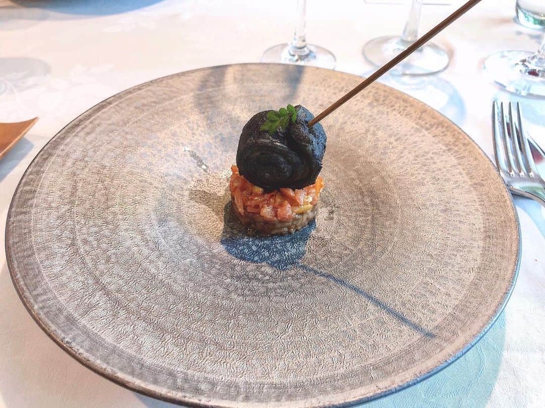 神宮 若奈さんのインスタグラム写真 - (神宮 若奈Instagram)「Ristorante OSAWA🍽🥂💗 @ristoranteosawa . . . 私の大親友ちゃんのお誕生日お祝いで #リストランテ大澤 でランチ🤤 . ディナーは行ったことあるんだけど ランチは初めてだったの🌟 . . 季節やコースによってメニューが 変わるみたいなんだけど 私が行った時のメインのお肉が 美味しすぎて追加注文しちゃったよ😂💗 . ワインやスパークリングは 詳しくないから基本おまかせにしています🥂 . . 海鮮系に合わせて注文した 白のちょいスパークリングのワイン？が 甘くてとても美味しかった💗 . 名前覚えてないけどwww . . 地元に美味しくて素敵なお店が 沢山あって私はとても幸せです🥺🙏🏻 . ワインやスパークリングとかの 種類に詳しい方DMで教えてください❤️ . お返事はあまりできないけど いつもちゃんと見てますw . . #ristoranteosawa #tokyo #musashikoganei #lunch #yam #bdp #birthdaylunch #wine #sparkling #love instafood #武蔵小金井 #坂下 #地元 #地元ラブ #お誕生日ランチ #おめでとう #お肉 #肉食系女子 #wakanastyle #wakanabody  #神宮で予約するといい席に通されがちw」9月23日 14時54分 - jinguwakana