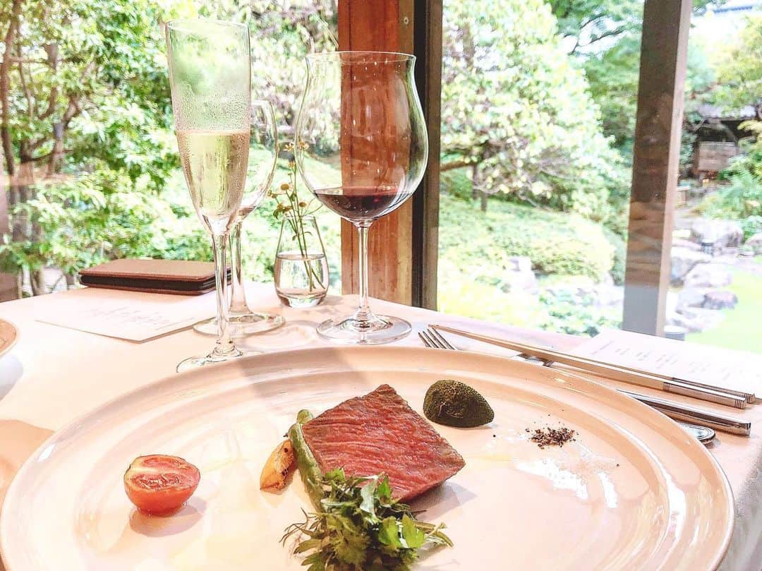 神宮 若奈さんのインスタグラム写真 - (神宮 若奈Instagram)「Ristorante OSAWA🍽🥂💗 @ristoranteosawa . . . 私の大親友ちゃんのお誕生日お祝いで #リストランテ大澤 でランチ🤤 . ディナーは行ったことあるんだけど ランチは初めてだったの🌟 . . 季節やコースによってメニューが 変わるみたいなんだけど 私が行った時のメインのお肉が 美味しすぎて追加注文しちゃったよ😂💗 . ワインやスパークリングは 詳しくないから基本おまかせにしています🥂 . . 海鮮系に合わせて注文した 白のちょいスパークリングのワイン？が 甘くてとても美味しかった💗 . 名前覚えてないけどwww . . 地元に美味しくて素敵なお店が 沢山あって私はとても幸せです🥺🙏🏻 . ワインやスパークリングとかの 種類に詳しい方DMで教えてください❤️ . お返事はあまりできないけど いつもちゃんと見てますw . . #ristoranteosawa #tokyo #musashikoganei #lunch #yam #bdp #birthdaylunch #wine #sparkling #love instafood #武蔵小金井 #坂下 #地元 #地元ラブ #お誕生日ランチ #おめでとう #お肉 #肉食系女子 #wakanastyle #wakanabody  #神宮で予約するといい席に通されがちw」9月23日 14時54分 - jinguwakana