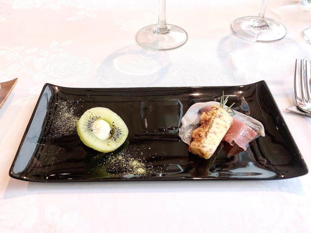 神宮 若奈さんのインスタグラム写真 - (神宮 若奈Instagram)「Ristorante OSAWA🍽🥂💗 @ristoranteosawa . . . 私の大親友ちゃんのお誕生日お祝いで #リストランテ大澤 でランチ🤤 . ディナーは行ったことあるんだけど ランチは初めてだったの🌟 . . 季節やコースによってメニューが 変わるみたいなんだけど 私が行った時のメインのお肉が 美味しすぎて追加注文しちゃったよ😂💗 . ワインやスパークリングは 詳しくないから基本おまかせにしています🥂 . . 海鮮系に合わせて注文した 白のちょいスパークリングのワイン？が 甘くてとても美味しかった💗 . 名前覚えてないけどwww . . 地元に美味しくて素敵なお店が 沢山あって私はとても幸せです🥺🙏🏻 . ワインやスパークリングとかの 種類に詳しい方DMで教えてください❤️ . お返事はあまりできないけど いつもちゃんと見てますw . . #ristoranteosawa #tokyo #musashikoganei #lunch #yam #bdp #birthdaylunch #wine #sparkling #love instafood #武蔵小金井 #坂下 #地元 #地元ラブ #お誕生日ランチ #おめでとう #お肉 #肉食系女子 #wakanastyle #wakanabody  #神宮で予約するといい席に通されがちw」9月23日 14時54分 - jinguwakana