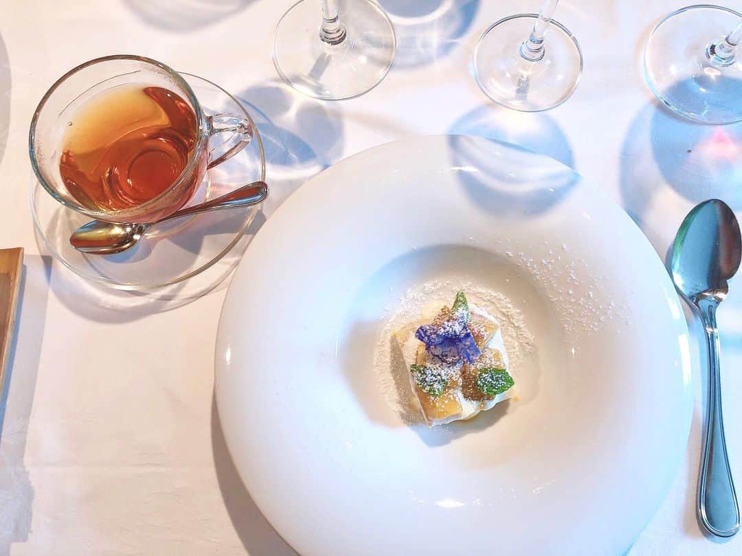 神宮 若奈さんのインスタグラム写真 - (神宮 若奈Instagram)「Ristorante OSAWA🍽🥂💗 @ristoranteosawa . . . 私の大親友ちゃんのお誕生日お祝いで #リストランテ大澤 でランチ🤤 . ディナーは行ったことあるんだけど ランチは初めてだったの🌟 . . 季節やコースによってメニューが 変わるみたいなんだけど 私が行った時のメインのお肉が 美味しすぎて追加注文しちゃったよ😂💗 . ワインやスパークリングは 詳しくないから基本おまかせにしています🥂 . . 海鮮系に合わせて注文した 白のちょいスパークリングのワイン？が 甘くてとても美味しかった💗 . 名前覚えてないけどwww . . 地元に美味しくて素敵なお店が 沢山あって私はとても幸せです🥺🙏🏻 . ワインやスパークリングとかの 種類に詳しい方DMで教えてください❤️ . お返事はあまりできないけど いつもちゃんと見てますw . . #ristoranteosawa #tokyo #musashikoganei #lunch #yam #bdp #birthdaylunch #wine #sparkling #love instafood #武蔵小金井 #坂下 #地元 #地元ラブ #お誕生日ランチ #おめでとう #お肉 #肉食系女子 #wakanastyle #wakanabody  #神宮で予約するといい席に通されがちw」9月23日 14時54分 - jinguwakana
