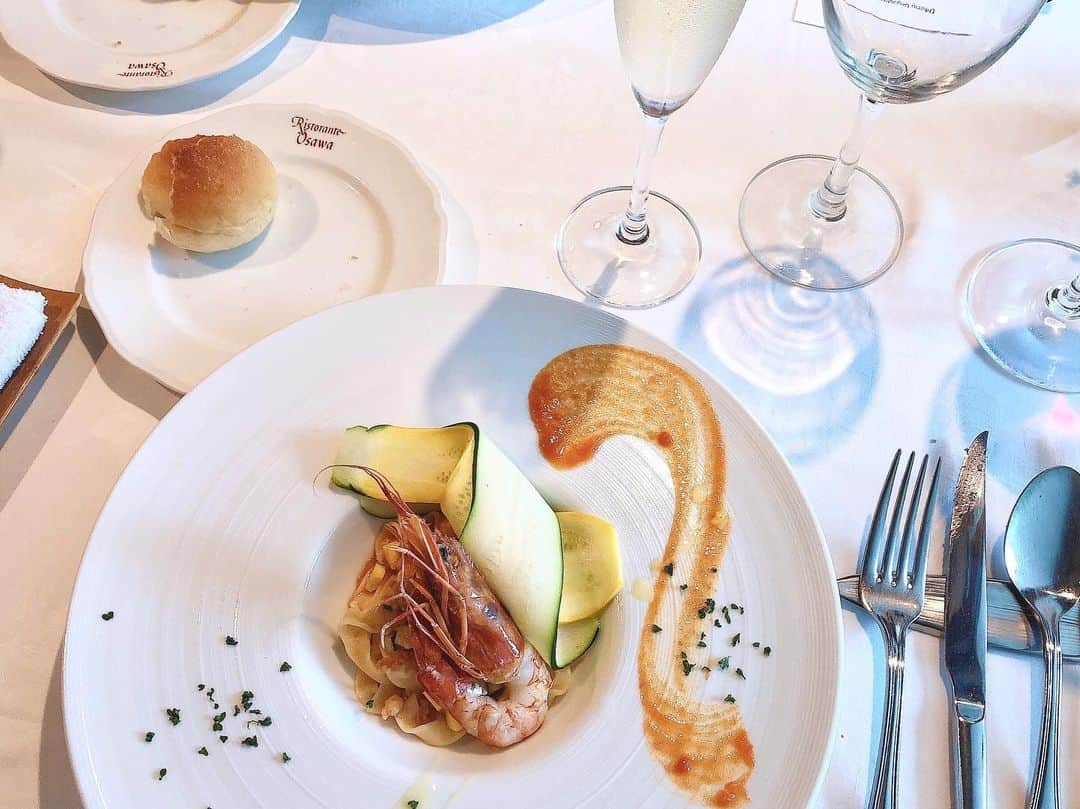 神宮 若奈さんのインスタグラム写真 - (神宮 若奈Instagram)「Ristorante OSAWA🍽🥂💗 @ristoranteosawa . . . 私の大親友ちゃんのお誕生日お祝いで #リストランテ大澤 でランチ🤤 . ディナーは行ったことあるんだけど ランチは初めてだったの🌟 . . 季節やコースによってメニューが 変わるみたいなんだけど 私が行った時のメインのお肉が 美味しすぎて追加注文しちゃったよ😂💗 . ワインやスパークリングは 詳しくないから基本おまかせにしています🥂 . . 海鮮系に合わせて注文した 白のちょいスパークリングのワイン？が 甘くてとても美味しかった💗 . 名前覚えてないけどwww . . 地元に美味しくて素敵なお店が 沢山あって私はとても幸せです🥺🙏🏻 . ワインやスパークリングとかの 種類に詳しい方DMで教えてください❤️ . お返事はあまりできないけど いつもちゃんと見てますw . . #ristoranteosawa #tokyo #musashikoganei #lunch #yam #bdp #birthdaylunch #wine #sparkling #love instafood #武蔵小金井 #坂下 #地元 #地元ラブ #お誕生日ランチ #おめでとう #お肉 #肉食系女子 #wakanastyle #wakanabody  #神宮で予約するといい席に通されがちw」9月23日 14時54分 - jinguwakana