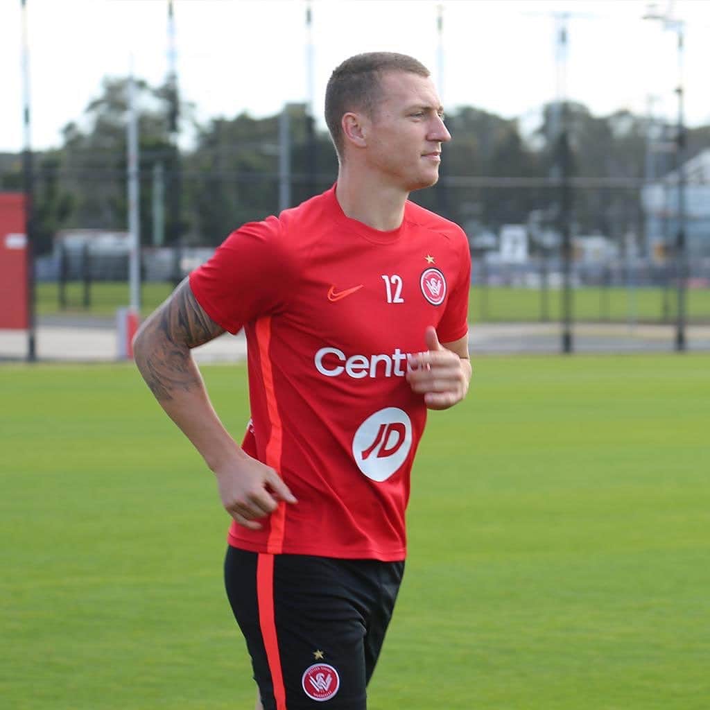 ミッチェル・デュークのインスタグラム：「Good to be back! Bring on Round 1 💪🏼👊🏼🔴⚫️ @wswanderersfc」