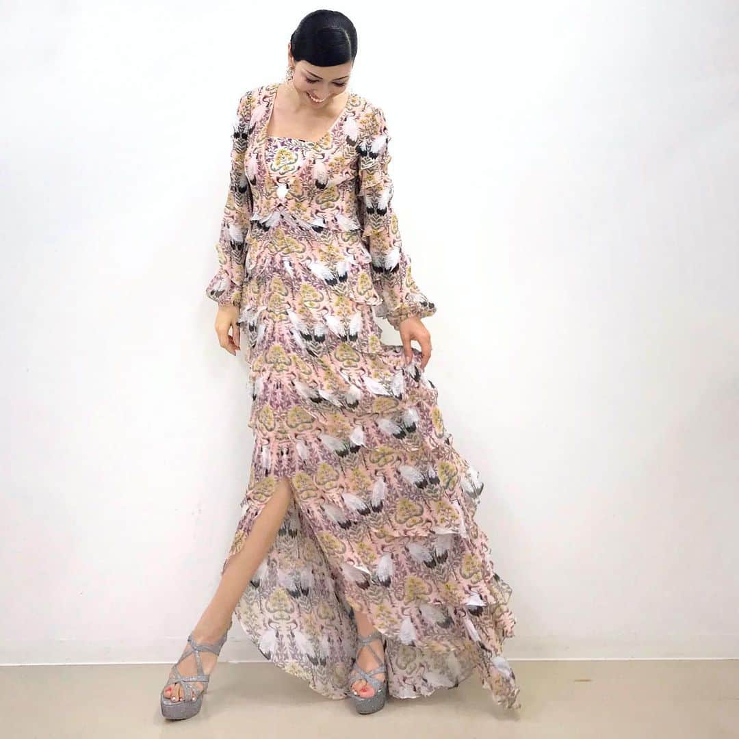アンミカさんのインスタグラム写真 - (アンミカInstagram)「昨日のMBS【林先生が驚くパリコレ学】内のコーナー［アンミカ先生が教えるパリコレ学 2］は、桂由美先生をお迎えしてのドレスでのウォーキングチェックでした👗👠✨ 美所作が求められるドレスのウォーキング、来週の後半もお楽しみに♫☺️ 。 #和の伝統を大切にした美しいドレスを見に纏った美しいモデル達と共に❤️ #私も桂由美さんのドレスを着て✨ #すぐに由美先生のパリコレに出て欲しいと言われたモデルが！ #ドレスは魅せ方が難しくザックが伝えたのと正反対で腰に手を当てラインを見せる必要があるものも！ #17時から59分まではMX5時に夢中に代打MCで出演致します。 @yumikatsurajapan」9月23日 14時59分 - ahnmikaofficial