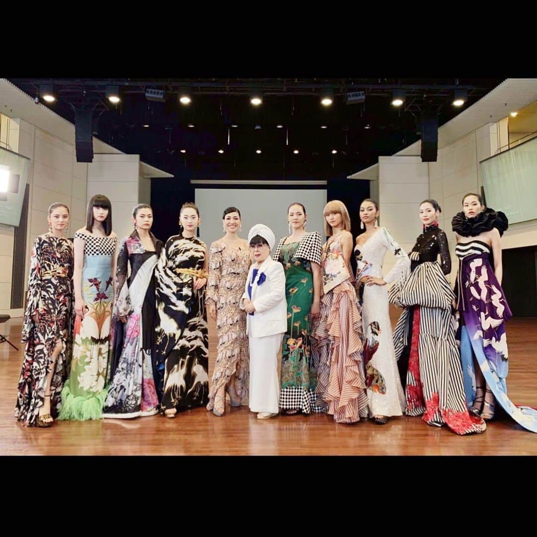 アンミカさんのインスタグラム写真 - (アンミカInstagram)「昨日のMBS【林先生が驚くパリコレ学】内のコーナー［アンミカ先生が教えるパリコレ学 2］は、桂由美先生をお迎えしてのドレスでのウォーキングチェックでした👗👠✨ 美所作が求められるドレスのウォーキング、来週の後半もお楽しみに♫☺️ 。 #和の伝統を大切にした美しいドレスを見に纏った美しいモデル達と共に❤️ #私も桂由美さんのドレスを着て✨ #すぐに由美先生のパリコレに出て欲しいと言われたモデルが！ #ドレスは魅せ方が難しくザックが伝えたのと正反対で腰に手を当てラインを見せる必要があるものも！ #17時から59分まではMX5時に夢中に代打MCで出演致します。 @yumikatsurajapan」9月23日 14時59分 - ahnmikaofficial