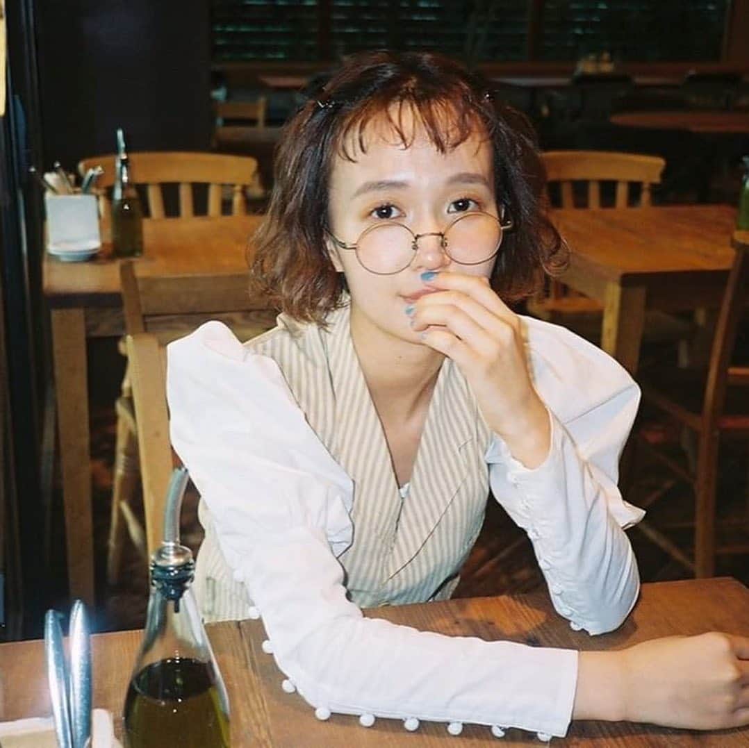 高橋有紀さんのインスタグラム写真 - (高橋有紀Instagram)「zoff三人のプロデュースメガネのヘアメイク担当させてもらいました❤︎zoff✖︎しばさき❤︎ 1枚目はオフショットの #おさかなゆきフィルム  #osakana_yuki」9月23日 15時02分 - osakana_yuki