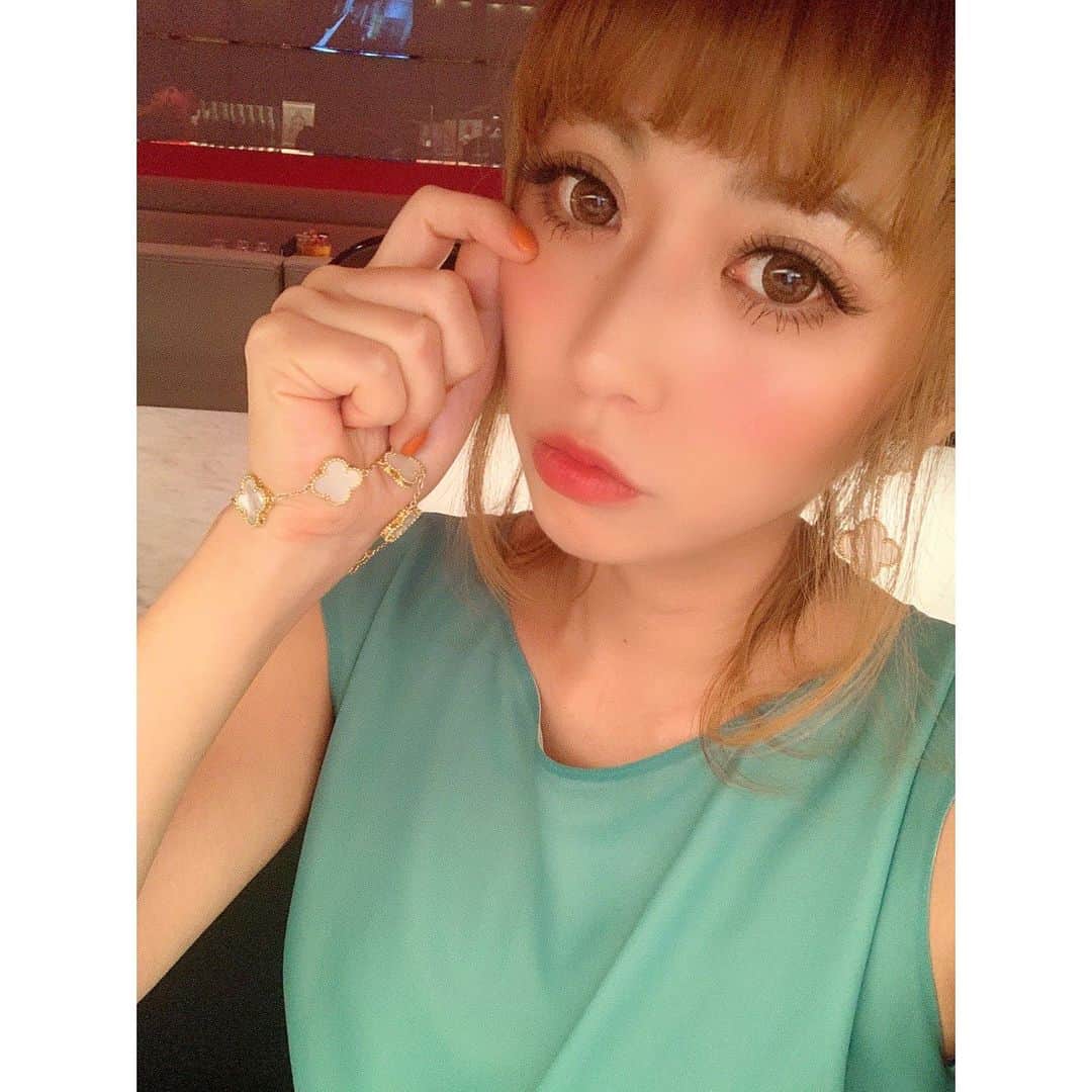 葉月樹里さんのインスタグラム写真 - (葉月樹里Instagram)「撮ってて違いがわからんパターンの自撮り📷 . .  2連休はステキな休肝日を過ごしております🙋‍♀️ . .  明日からまたソワレーヌよろしくお願いします🤲 . .  また新しくスタッフが増えるよ〜❤️ . .  来てほしかった子やから嬉しい😆 . . .  #葉月樹里 #soiréeine #ソワレーヌ #vancleefarpels #ヴァンクリーフアーペル  #ヴァンクリ #アルハンブラ #今から娘の塾に行ってまいる #スコブル母ちゃん休日 #嬉」9月23日 15時02分 - hazukijuri