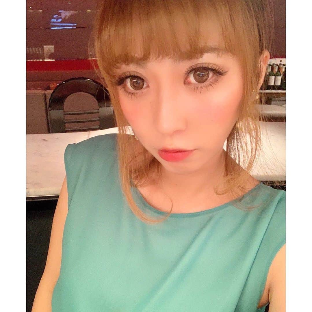 葉月樹里さんのインスタグラム写真 - (葉月樹里Instagram)「撮ってて違いがわからんパターンの自撮り📷 . .  2連休はステキな休肝日を過ごしております🙋‍♀️ . .  明日からまたソワレーヌよろしくお願いします🤲 . .  また新しくスタッフが増えるよ〜❤️ . .  来てほしかった子やから嬉しい😆 . . .  #葉月樹里 #soiréeine #ソワレーヌ #vancleefarpels #ヴァンクリーフアーペル  #ヴァンクリ #アルハンブラ #今から娘の塾に行ってまいる #スコブル母ちゃん休日 #嬉」9月23日 15時02分 - hazukijuri