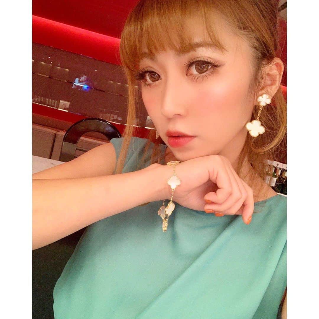 葉月樹里のインスタグラム：「撮ってて違いがわからんパターンの自撮り📷 . .  2連休はステキな休肝日を過ごしております🙋‍♀️ . .  明日からまたソワレーヌよろしくお願いします🤲 . .  また新しくスタッフが増えるよ〜❤️ . .  来てほしかった子やから嬉しい😆 . . .  #葉月樹里 #soiréeine #ソワレーヌ #vancleefarpels #ヴァンクリーフアーペル  #ヴァンクリ #アルハンブラ #今から娘の塾に行ってまいる #スコブル母ちゃん休日 #嬉」