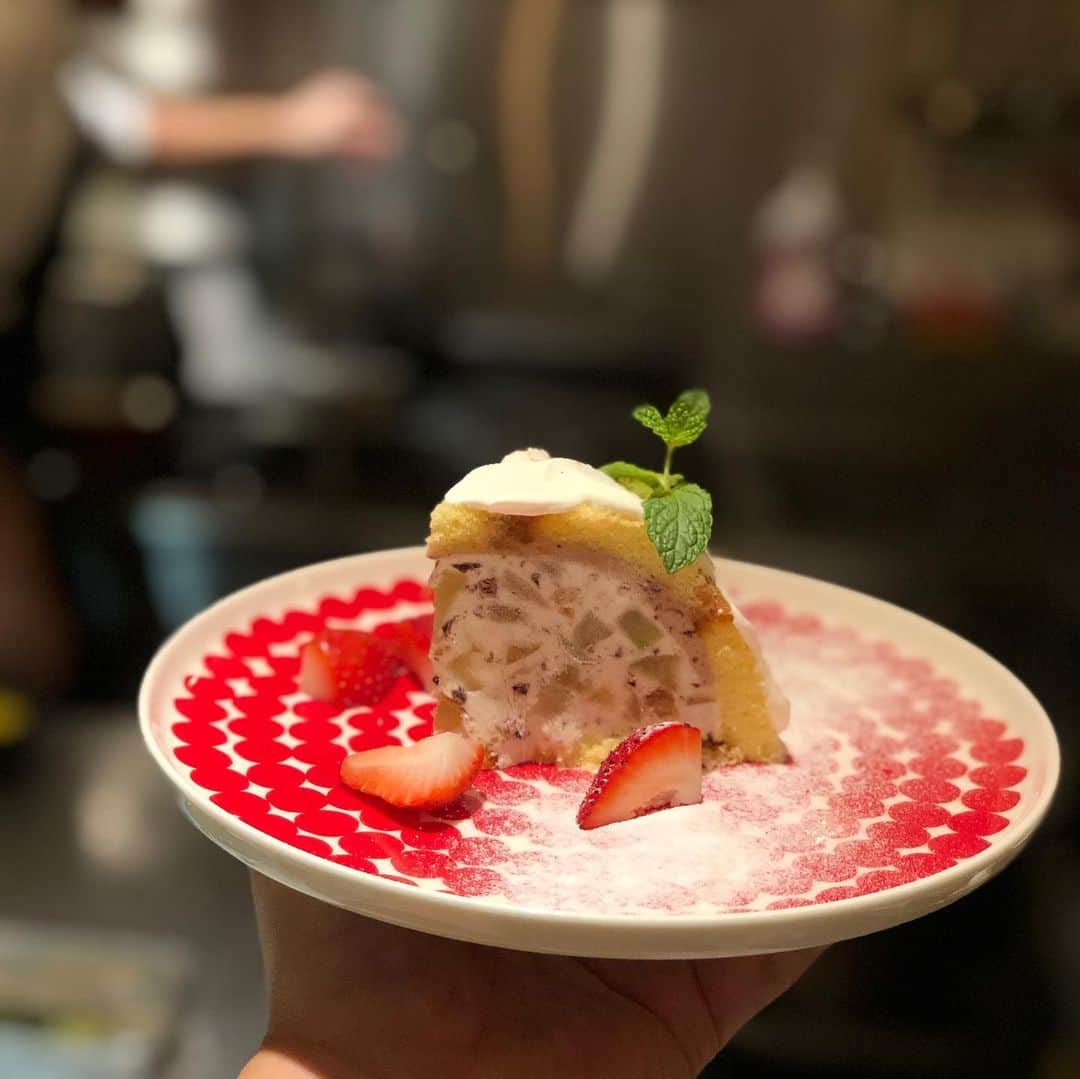 浪花ろばた 頂鯛 北新地店さんのインスタグラム写真 - (浪花ろばた 頂鯛 北新地店Instagram)「. どもども、店長の平田です。 . 祝日ですが、営業してますよー！ ちとだけ、席空いてますので、是非お問い合わせを😉 . そして、ちと新作ドルチェを紹介😊 . 名前は、ドゥルドゥルドゥルドゥルドゥン、シャインマスカットのズコット✨ . カタカナばっかりやんって？効果音入れてみました🤣 . ズコットはドームという名のケーキ。中には、シャインマスカットとチョコ、アーモンドなどの層が織りなすセミブレッド(自家製アイス)🤤 . ナイフとフォークで頂く旬が詰まったケーキ🍰です。 . 是非、ご賞味あれっー😉 . #頂鯛 #祝日も営業 #シャインマスカット #ズコット #セミブレッド #美味しい楽しい人と繋がりたい」9月23日 15時06分 - itadakitai.official