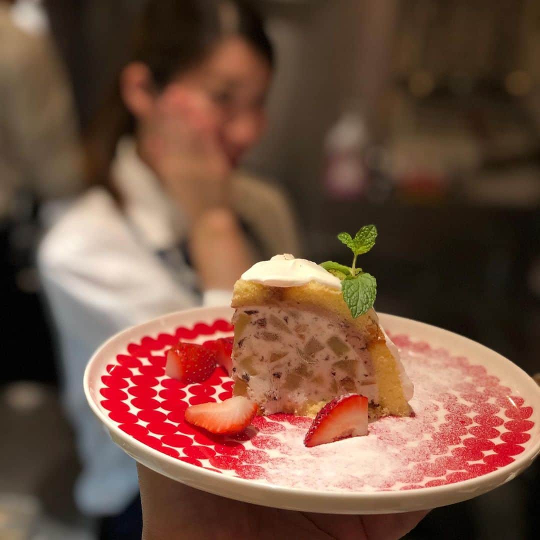 浪花ろばた 頂鯛 北新地店さんのインスタグラム写真 - (浪花ろばた 頂鯛 北新地店Instagram)「. どもども、店長の平田です。 . 祝日ですが、営業してますよー！ ちとだけ、席空いてますので、是非お問い合わせを😉 . そして、ちと新作ドルチェを紹介😊 . 名前は、ドゥルドゥルドゥルドゥルドゥン、シャインマスカットのズコット✨ . カタカナばっかりやんって？効果音入れてみました🤣 . ズコットはドームという名のケーキ。中には、シャインマスカットとチョコ、アーモンドなどの層が織りなすセミブレッド(自家製アイス)🤤 . ナイフとフォークで頂く旬が詰まったケーキ🍰です。 . 是非、ご賞味あれっー😉 . #頂鯛 #祝日も営業 #シャインマスカット #ズコット #セミブレッド #美味しい楽しい人と繋がりたい」9月23日 15時06分 - itadakitai.official
