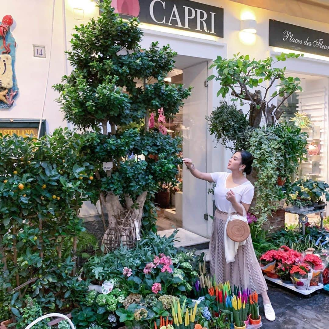 Syahriniさんのインスタグラム写真 - (SyahriniInstagram)「• Buongiorno !  ______________\\\\______________  #PrincesSyahrini #Capri_September2019 #Italy」9月23日 15時17分 - princessyahrini