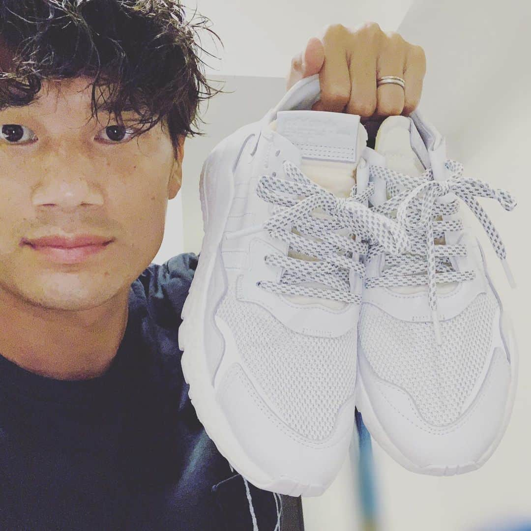 山下達也さんのインスタグラム写真 - (山下達也Instagram)「今日はオフ。 朝から治療に専念しました。 もう晩御飯までゆっくりしよう。 #今日の山下センス #どんどん私服姿をあげていくよ #でも今服が無さ過ぎていつも同じ服だよ #涼しくなってきたし大阪から送って貰わないとダメだね #チームメイトにも陰であの人いつも同じ服じゃないって言われてるかも #adidas  #ナイトジョガー #これからの涼しい季節 #ジョギングでも始めたいなって思ってる人にオススメだよ #普段の靴としてもオシャレで歩きやすくてオススメだよ #ナイトジョガーだけで３種類集めたよ #今日は標準語で更新してみたよ笑」9月23日 15時17分 - yamagozero