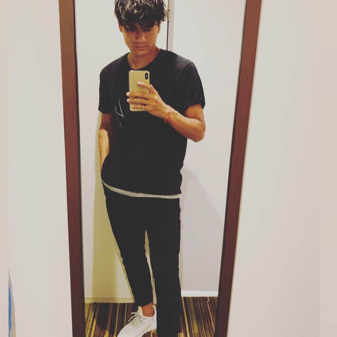 山下達也さんのインスタグラム写真 - (山下達也Instagram)「今日はオフ。 朝から治療に専念しました。 もう晩御飯までゆっくりしよう。 #今日の山下センス #どんどん私服姿をあげていくよ #でも今服が無さ過ぎていつも同じ服だよ #涼しくなってきたし大阪から送って貰わないとダメだね #チームメイトにも陰であの人いつも同じ服じゃないって言われてるかも #adidas  #ナイトジョガー #これからの涼しい季節 #ジョギングでも始めたいなって思ってる人にオススメだよ #普段の靴としてもオシャレで歩きやすくてオススメだよ #ナイトジョガーだけで３種類集めたよ #今日は標準語で更新してみたよ笑」9月23日 15時17分 - yamagozero