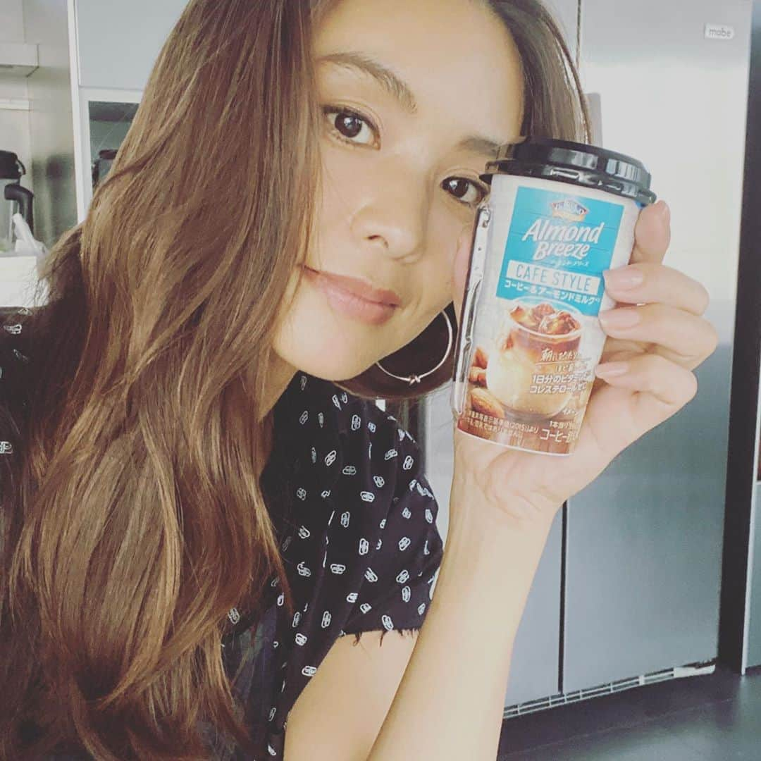 滝沢眞規子さんのインスタグラム写真 - (滝沢眞規子Instagram)「3連休いかがお過ごしですか。 私はいつもと変わらず、撮影からのスーパー。家事をして、ここらで自分へのご褒美と言わんばかりのコーヒー&アーモンドミルクでひと息🥰　 せっかく作った煮物が最後に普通に焦げた…😑 悲しすぎる…はい、やる気喪失😂 あ、この際、頂いたバームクーヘンも食べちゃお🐷🐷🐷 コーヒーの味がしっかりしていて美味しい❤️ほとんに美味しいよ❤️ #アーモンドミルク #アーモンドブリーズ #almondbreeze」9月23日 15時18分 - makikotakizawa