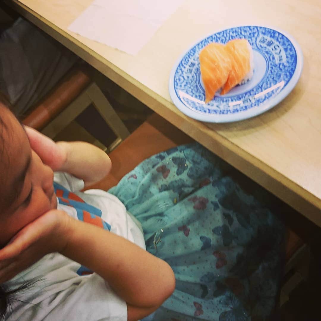 西山茉希さんのインスタグラム写真 - (西山茉希Instagram)「即決で決まる。 回転寿司に決まる。 インスタライブで遊びながら決めてく。 より楽しく。  #3連休が長い #最終日  マグロとサーモンとマグロとサーモンを食べにゆきました。  #ちびパンさんはそれに甘エビ派 #母さんはお初なカレイとウナタマ初チョイス  うなっ！ んまっ！ 😋♥️ 3人でガラガラポンまでの"１回5皿"集めに必死。  3人でサーモン取り合い。 我々の好物。  #回転寿司に感謝を #幸ゲット  おむつを取る気が見えないひょーきん族。  #時は来る #そのうちね #😝」9月23日 15時10分 - maki.nshiyama50