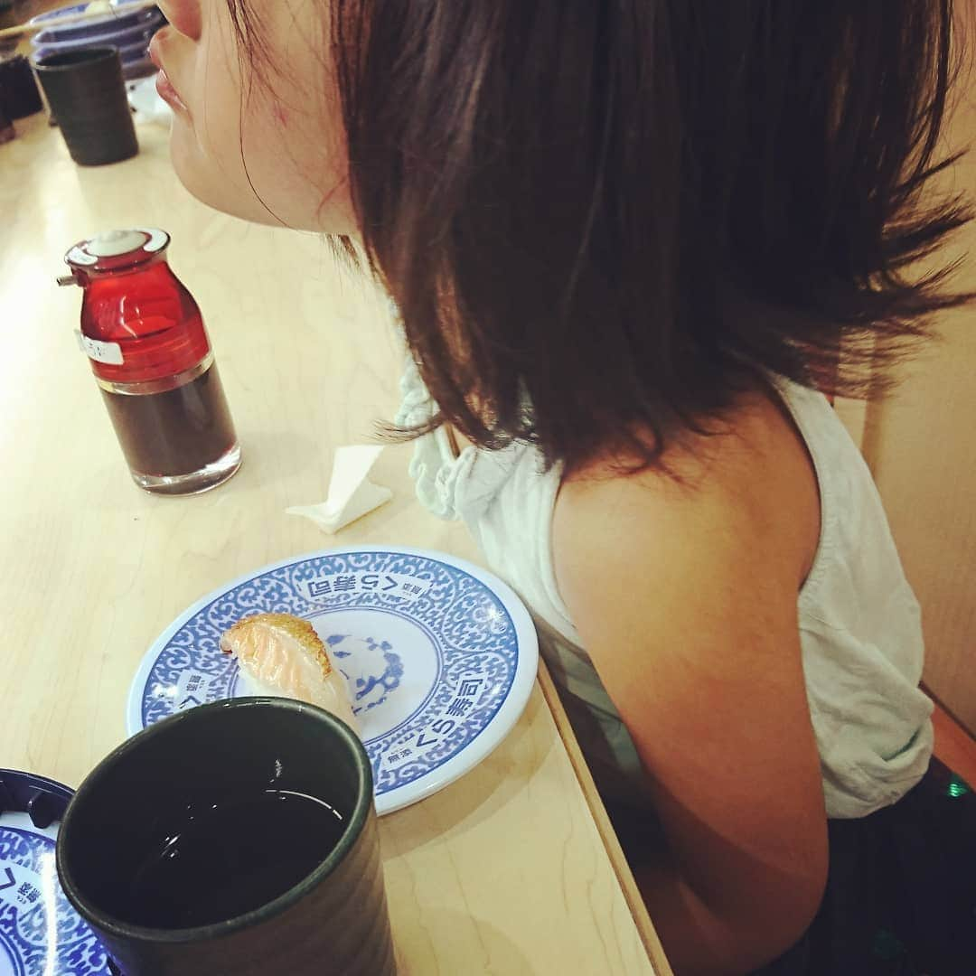 西山茉希さんのインスタグラム写真 - (西山茉希Instagram)「即決で決まる。 回転寿司に決まる。 インスタライブで遊びながら決めてく。 より楽しく。  #3連休が長い #最終日  マグロとサーモンとマグロとサーモンを食べにゆきました。  #ちびパンさんはそれに甘エビ派 #母さんはお初なカレイとウナタマ初チョイス  うなっ！ んまっ！ 😋♥️ 3人でガラガラポンまでの"１回5皿"集めに必死。  3人でサーモン取り合い。 我々の好物。  #回転寿司に感謝を #幸ゲット  おむつを取る気が見えないひょーきん族。  #時は来る #そのうちね #😝」9月23日 15時10分 - maki.nshiyama50