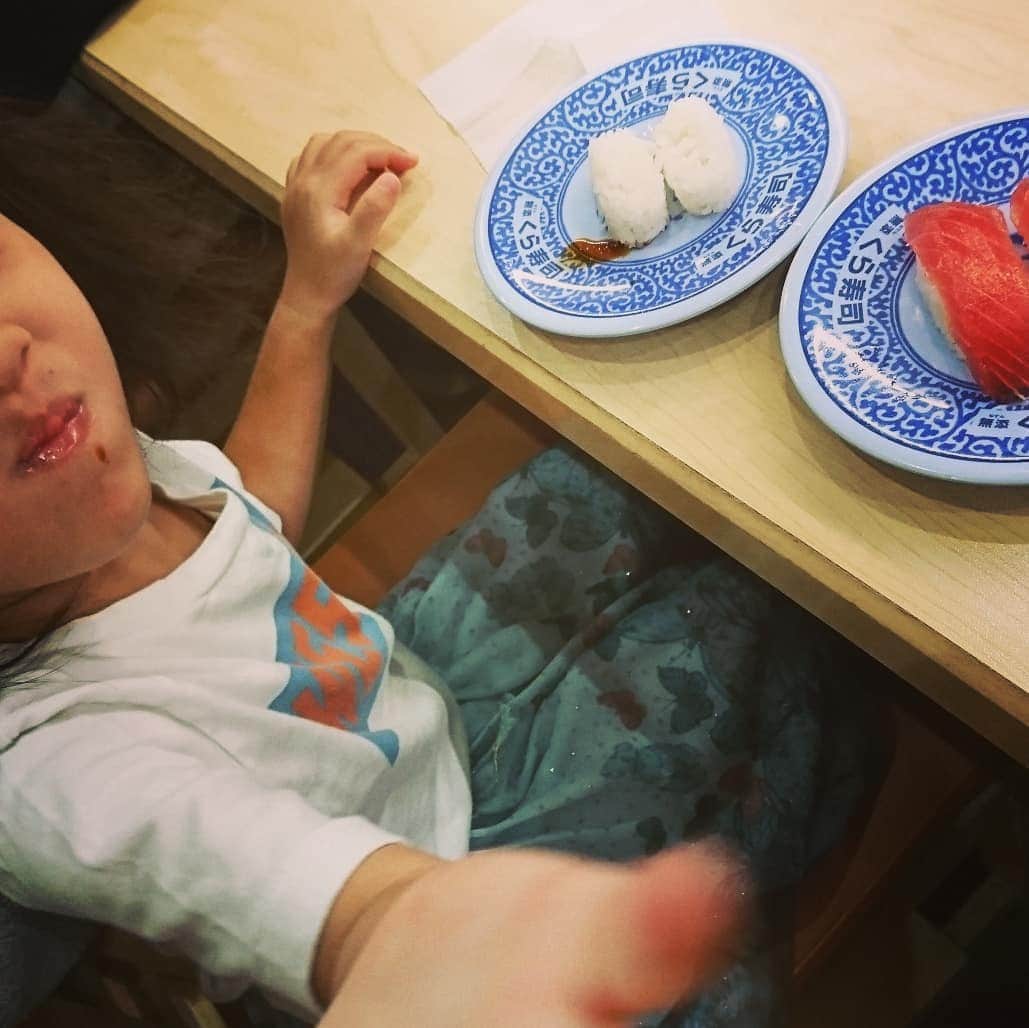 西山茉希さんのインスタグラム写真 - (西山茉希Instagram)「即決で決まる。 回転寿司に決まる。 インスタライブで遊びながら決めてく。 より楽しく。  #3連休が長い #最終日  マグロとサーモンとマグロとサーモンを食べにゆきました。  #ちびパンさんはそれに甘エビ派 #母さんはお初なカレイとウナタマ初チョイス  うなっ！ んまっ！ 😋♥️ 3人でガラガラポンまでの"１回5皿"集めに必死。  3人でサーモン取り合い。 我々の好物。  #回転寿司に感謝を #幸ゲット  おむつを取る気が見えないひょーきん族。  #時は来る #そのうちね #😝」9月23日 15時10分 - maki.nshiyama50