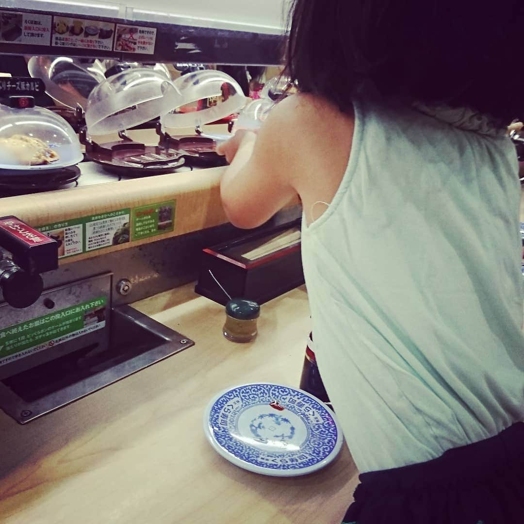 西山茉希さんのインスタグラム写真 - (西山茉希Instagram)「即決で決まる。 回転寿司に決まる。 インスタライブで遊びながら決めてく。 より楽しく。  #3連休が長い #最終日  マグロとサーモンとマグロとサーモンを食べにゆきました。  #ちびパンさんはそれに甘エビ派 #母さんはお初なカレイとウナタマ初チョイス  うなっ！ んまっ！ 😋♥️ 3人でガラガラポンまでの"１回5皿"集めに必死。  3人でサーモン取り合い。 我々の好物。  #回転寿司に感謝を #幸ゲット  おむつを取る気が見えないひょーきん族。  #時は来る #そのうちね #😝」9月23日 15時10分 - maki.nshiyama50