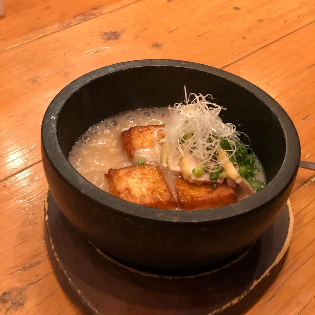 浪花ろばた 頂鯛 北新地店さんのインスタグラム写真 - (浪花ろばた 頂鯛 北新地店Instagram)「. 続いて、NEWメニュー❗️ . 鶏白湯で食べる、蒸し鶏とと白子豆腐の熱々石焼き仕立て😋 . タラ白子の入ったハゲ豆腐😏、いや揚げ豆腐に蒸し鶏のせて、鶏白湯を入れて、石焼きでアチチッに仕上げました👍🏻 . 寒くなってきたので、頂鯛らしい湯豆腐のカタチです😊 . 残ったスープは追加で〆ご飯にして、リゾットも旨しです🤤 . みなさん、本日もお待ちしてまーす😉 . #頂鯛 #北新地 #鶏白湯 #白子豆腐 #蒸し鶏 #石焼き #アチチッ #湯豆腐オマージュ #美味しい楽しい人と繋がりたい」9月23日 15時15分 - itadakitai.official