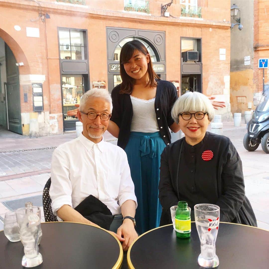 bon ponさんのインスタグラム写真 - (bon ponInstagram)「南フランス オクシタニー地方の旅🇫🇷 9月16日(日)続き 【スタッド・トゥールーザンのショップ Stade toulousain】 ラグビーはフランスで最も人気なスポーツのといっても過言ではありませんが、トゥールーズはフランスを代表するラグビーの町なのです。トゥールーズのプロラグビークラブがスタッド・トゥールーザンです。 オフィシャルストアにお邪魔して、記念写真を撮らせていただきました🏉 ・ フランスでは、街のちょっとした広場にメリーゴーランドが設置されていて、まるで映画の一コマのようでした🎠🎠🎠 ・ ランチは『ル・ビバン Brasserie Le Bibent』で🍴 キャピトル広場を望む、トゥールーズの有名店。店内はアール・デコ調の美しい装飾が広がります。19世紀にビストロとして開業し、現在は一流シェフ、クリスチャン・コンスタンがプロデュースしています。 オクシタニー地方名物の「カスレ」をいただきました。白インゲン豆・鴨やガチョウのコンフィ・ソーセージ・豚肉などを土鍋で煮込んだ料理です。とても美味しかったです😍😍 ・ 夜のライトアップされた市庁舎も美しかったです✨ 暗くなってもオープンテラスに集う人々🍷🍸 ・ ディナーは、ナツミさんが予約してくれていた『Les Caves de la Maréchale』で🍽 洞窟風の素敵なお店でした。 オシャレに変身した「マグロのたたき」がとても美味しかったです。シャンパンを飲んで顔が赤いpon😍😍🥂 ・ いよいよ最後の宿泊となるホテルは『l’Hôtel Le Grand Balcon』🏨 空をコンセプトにしたインテリアで、私達のお部屋は星の王子さまでお馴染みの「サン=テグジュペリの部屋」。モダンな雰囲気でした。 ・ @Tourisme_en_Occitanie ・ ・ #TourismeOccitanie #visiteztoulouse #フランス観光開発機構 #南フランス #オクシタニー地方 #トゥールーズ #夫婦 #60代 #ファッション #コーディネート #リンクコーデ #夫婦コーデ #グレイヘア #白髪 #共白髪 #couple #over60 #fashion #coordinate #instafashion #instagramjapan #greyhair #bonpon511 ・ つづく」9月23日 15時16分 - bonpon511
