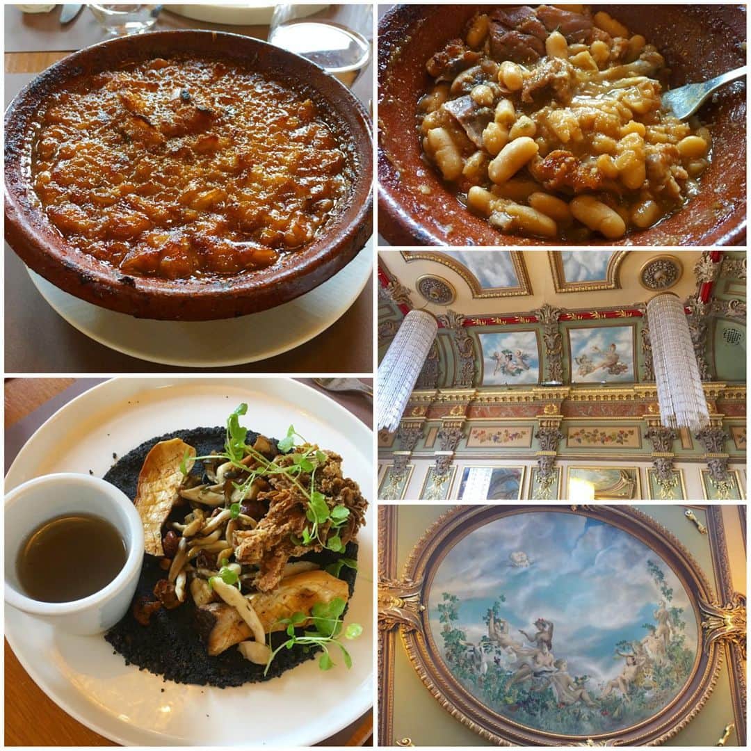 bon ponさんのインスタグラム写真 - (bon ponInstagram)「南フランス オクシタニー地方の旅🇫🇷 9月16日(日)続き 【スタッド・トゥールーザンのショップ Stade toulousain】 ラグビーはフランスで最も人気なスポーツのといっても過言ではありませんが、トゥールーズはフランスを代表するラグビーの町なのです。トゥールーズのプロラグビークラブがスタッド・トゥールーザンです。 オフィシャルストアにお邪魔して、記念写真を撮らせていただきました🏉 ・ フランスでは、街のちょっとした広場にメリーゴーランドが設置されていて、まるで映画の一コマのようでした🎠🎠🎠 ・ ランチは『ル・ビバン Brasserie Le Bibent』で🍴 キャピトル広場を望む、トゥールーズの有名店。店内はアール・デコ調の美しい装飾が広がります。19世紀にビストロとして開業し、現在は一流シェフ、クリスチャン・コンスタンがプロデュースしています。 オクシタニー地方名物の「カスレ」をいただきました。白インゲン豆・鴨やガチョウのコンフィ・ソーセージ・豚肉などを土鍋で煮込んだ料理です。とても美味しかったです😍😍 ・ 夜のライトアップされた市庁舎も美しかったです✨ 暗くなってもオープンテラスに集う人々🍷🍸 ・ ディナーは、ナツミさんが予約してくれていた『Les Caves de la Maréchale』で🍽 洞窟風の素敵なお店でした。 オシャレに変身した「マグロのたたき」がとても美味しかったです。シャンパンを飲んで顔が赤いpon😍😍🥂 ・ いよいよ最後の宿泊となるホテルは『l’Hôtel Le Grand Balcon』🏨 空をコンセプトにしたインテリアで、私達のお部屋は星の王子さまでお馴染みの「サン=テグジュペリの部屋」。モダンな雰囲気でした。 ・ @Tourisme_en_Occitanie ・ ・ #TourismeOccitanie #visiteztoulouse #フランス観光開発機構 #南フランス #オクシタニー地方 #トゥールーズ #夫婦 #60代 #ファッション #コーディネート #リンクコーデ #夫婦コーデ #グレイヘア #白髪 #共白髪 #couple #over60 #fashion #coordinate #instafashion #instagramjapan #greyhair #bonpon511 ・ つづく」9月23日 15時16分 - bonpon511