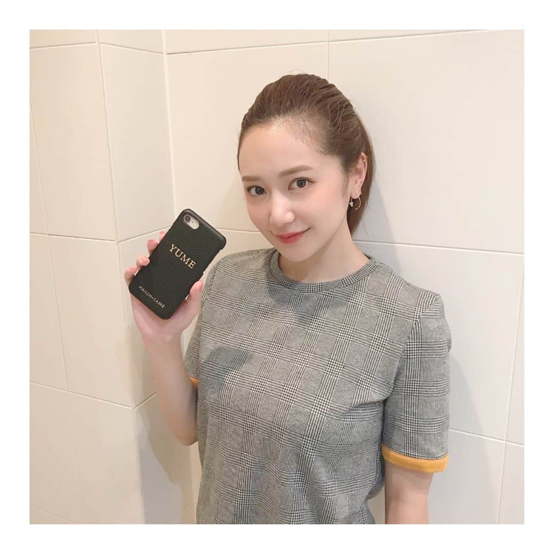 葉月ゆめさんのインスタグラム写真 - (葉月ゆめInstagram)「new iphone case 📱🍁 #maisondesabre のもの。 ・ ・ グレインレザーを使用していて ハンドメイドで作られているんですって 🙌🏻✨ わたしは名前を入れたけれど 好きなイニシャルを4文字まで刻印してもらえるよ ♡ カラーはいつも明るい色を選びがちなので あえて黒にしました 🎩 男性にも女性にもおすすめなので ちょっとしたギフトにも 🎁 #メゾンドサブレ #iphoneケース #レザー #iphone #caseiphone」9月23日 15時16分 - yume_hazuki