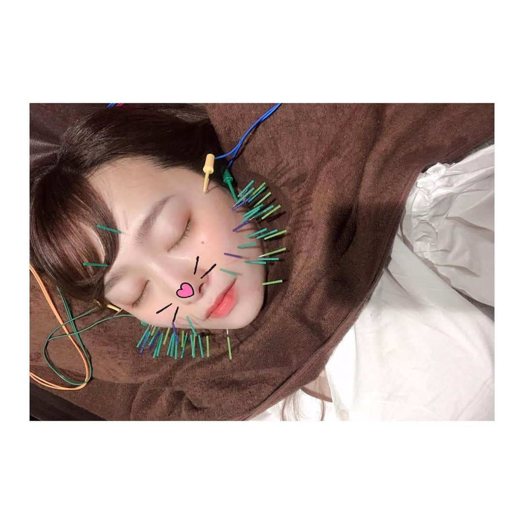 白石茉莉奈さんのインスタグラム写真 - (白石茉莉奈Instagram)「. 最近良いペースで行けてる美容鍼💕 定着率も上がってきたような？？😇 . それにしても本当に身体にも打ちたい……首肩コリがもう笑えないレベル🤦‍♀️💭 でもそれ知っちゃったらきっと良すぎてもう後戻り出来ないんだろうなぁ……ドキドキ🥰💓 . .  #杉崎先生 @sugizakikenya  #きゅきゅっと美容鍼 ・ #BCARAT式美容鍼 #BCARATbykoritorinic #BCARAT #Beauty #Body #Balance #笹塚 #笹塚美容鍼 #美容鍼 #美顔鍼」9月23日 15時19分 - marina_shiraishi_official