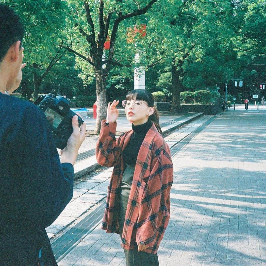 高橋有紀さんのインスタグラム写真 - (高橋有紀Instagram)「Zoff✖︎ゆりっぱ❤︎ この日は真夏でほんっとに暑い日に冬服外ロケがんばっていた！！ #osakana_yuki  2枚目 #おさかなゆきフィルム」9月23日 15時24分 - osakana_yuki