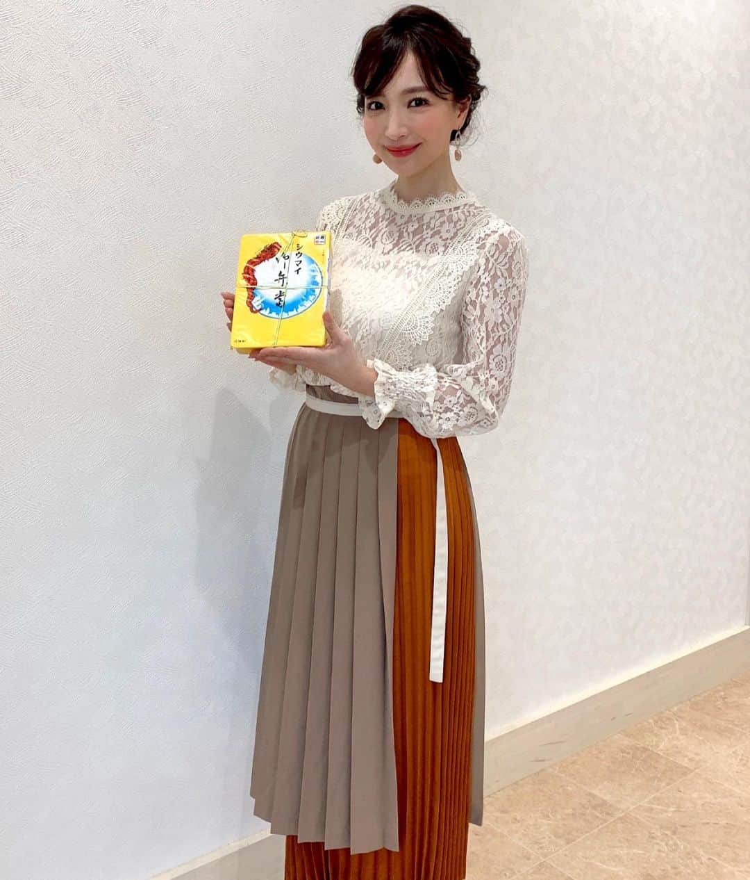 のインスタグラム：「Thank you for coming today😜 tvk theGolfのトークショーイベント 来てくださりありがとうございました🥰❣️ 1時間という短い時間でしたが、皆様に会えて、そしてまたゴルフが上達した気分になれて嬉しかったぁ🧸💕本日もさすがの三觜さん @y.m.golf3284 でした👏 🙇‍♀️* * 今日はスタイリストさんとメイクさんが思いっきり秋っぽくしてくださってスタッフさんからも好評だったよん😍💖 引き続き番組も宜しくお願いします😘 写真は会場が横浜だったので崎陽軒と一緒に😎🤝✨」