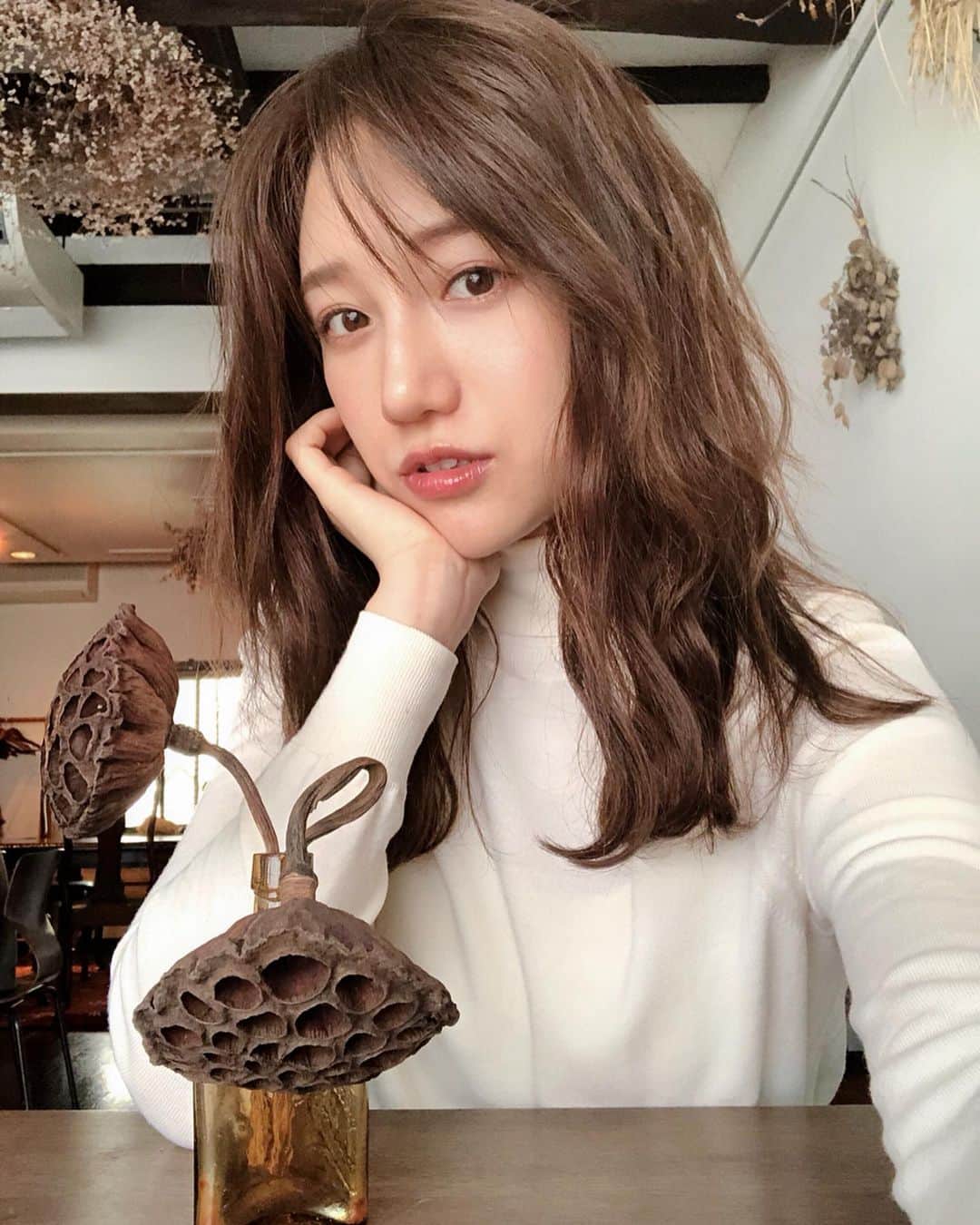 のインスタグラム：「#秋分の日 ドライフラワーと🥀 ドライヘアー🦁🦁 . . ..そろそろ衣替えしなきゃなぁ🧦 まだ早いかな？最近の気候むずかしい👔 #autumnseason」