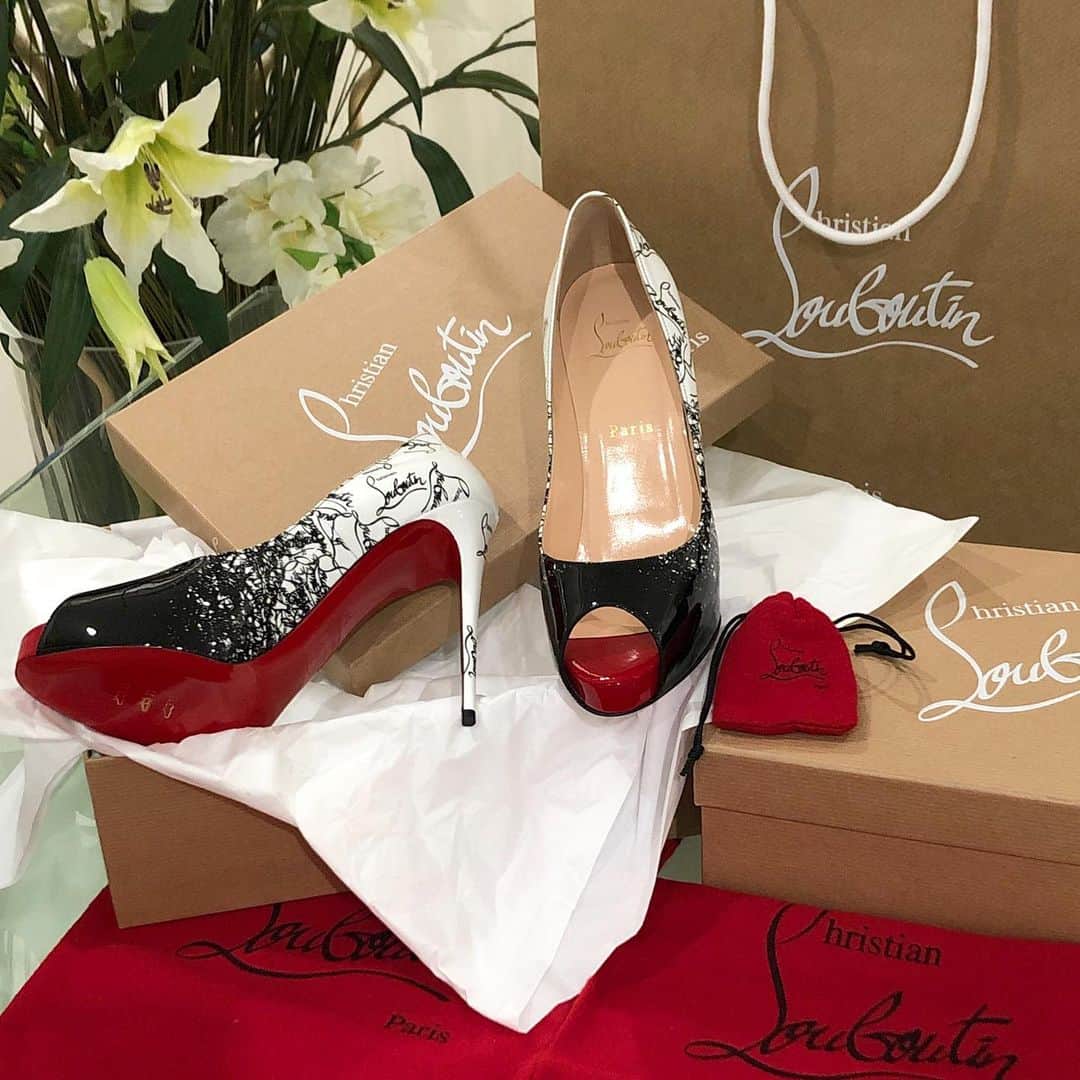 麻美さんのインスタグラム写真 - (麻美Instagram)「めちゃくちゃお気に入りの オープントウ👠 ． オールシーズン履ける？ 夏だけ？ ． #louboutin #opentoe  #opentoeheels  #love#design #ルブタン#あしもと倶楽部」9月23日 15時44分 - mami0s