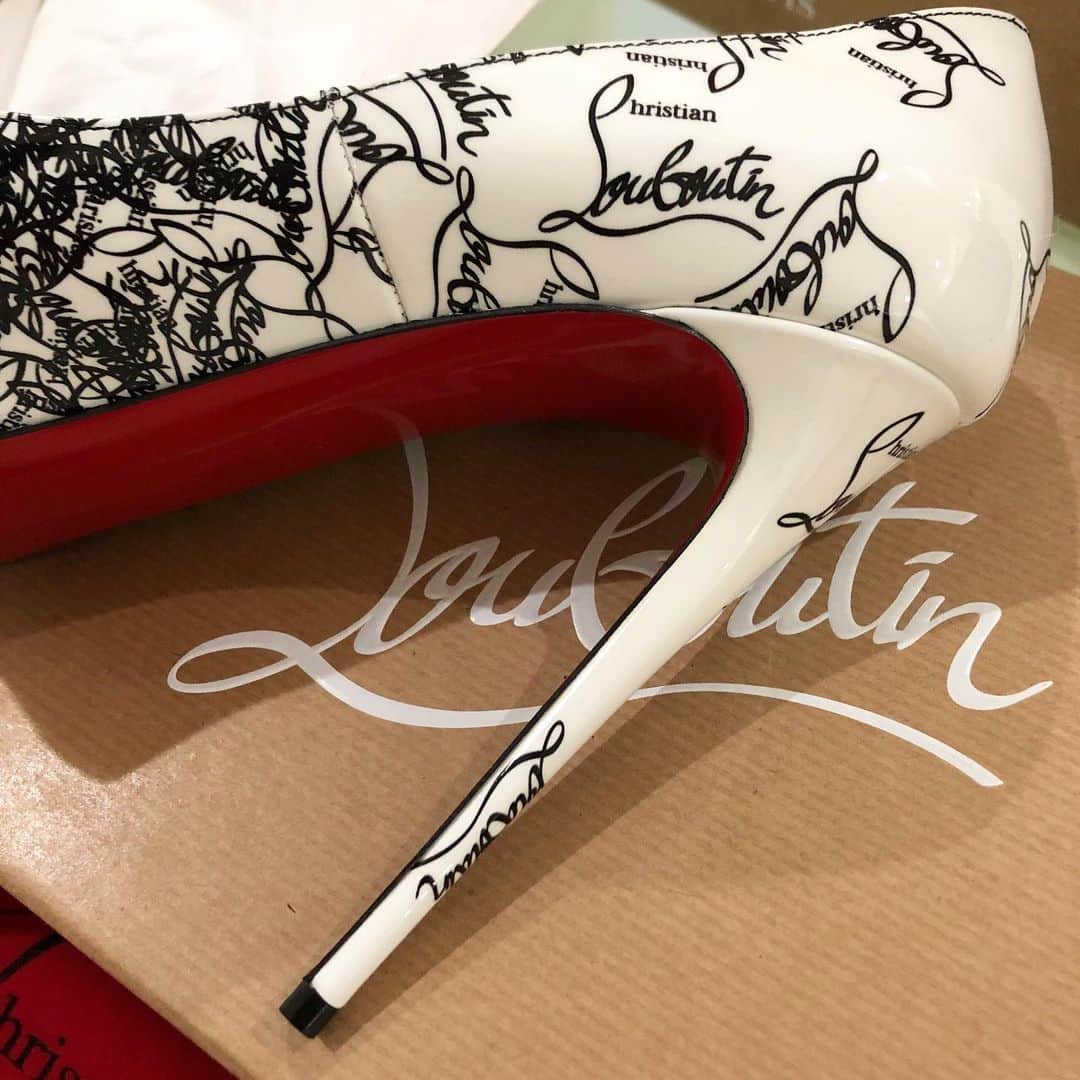 麻美さんのインスタグラム写真 - (麻美Instagram)「めちゃくちゃお気に入りの オープントウ👠 ． オールシーズン履ける？ 夏だけ？ ． #louboutin #opentoe  #opentoeheels  #love#design #ルブタン#あしもと倶楽部」9月23日 15時44分 - mami0s