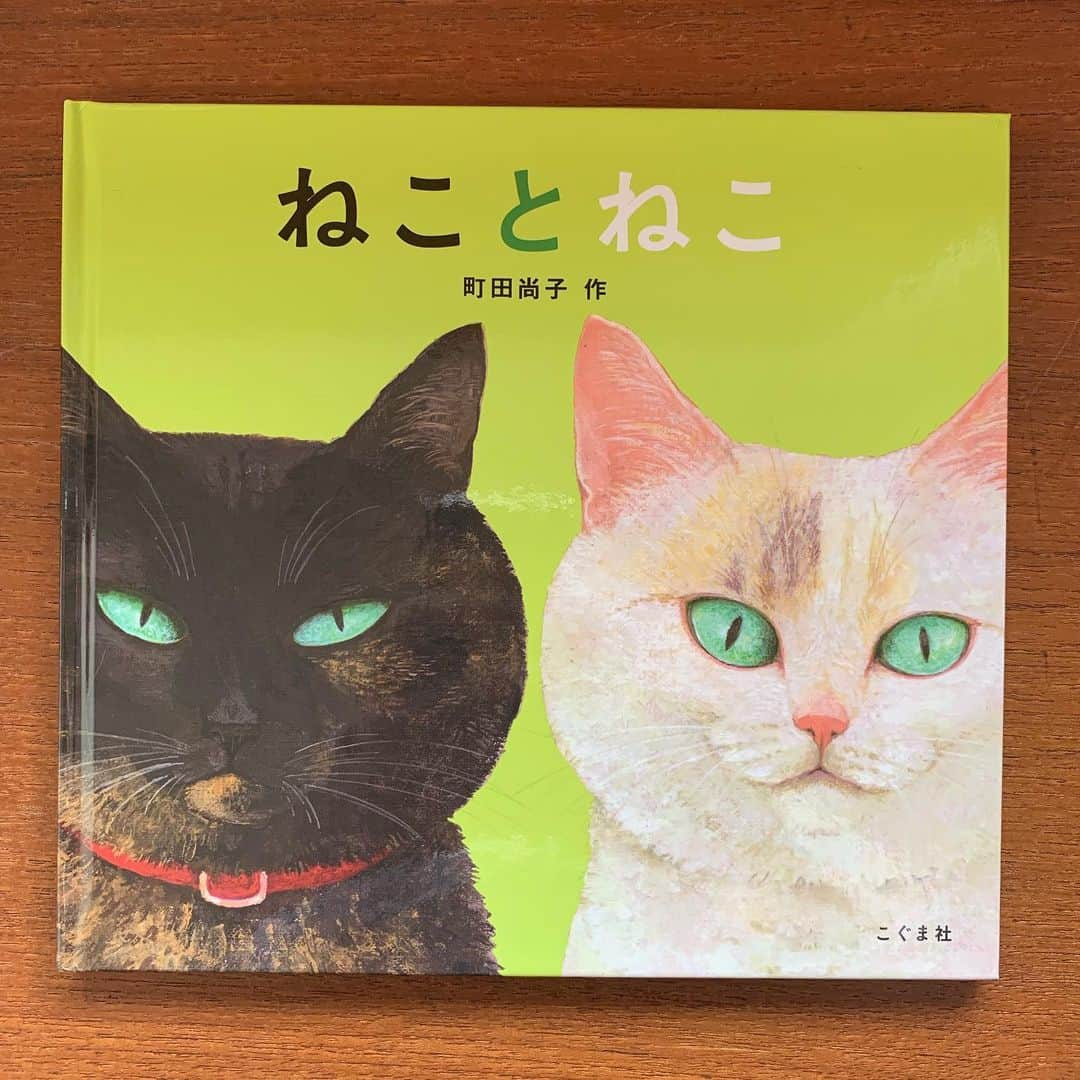 近藤研二さんのインスタグラム写真 - (近藤研二Instagram)「昨日、見にきてくれた町田尚子さんにいただいた団扇。モイウニの手書きイラスト入り！そっくりだし目元の立体感がすごいのでアップでアップしてみました。  新作絵本『ねことねこ』も素晴らしかった。広い意味で僕の歌のコンセプトとテーマが同じかな、なんて親近感が。ありがとうございました。  #町田尚子 #ねことねこ #近藤モイ #近藤ウニ #いただきモイ」9月23日 15時40分 - kenjikond0